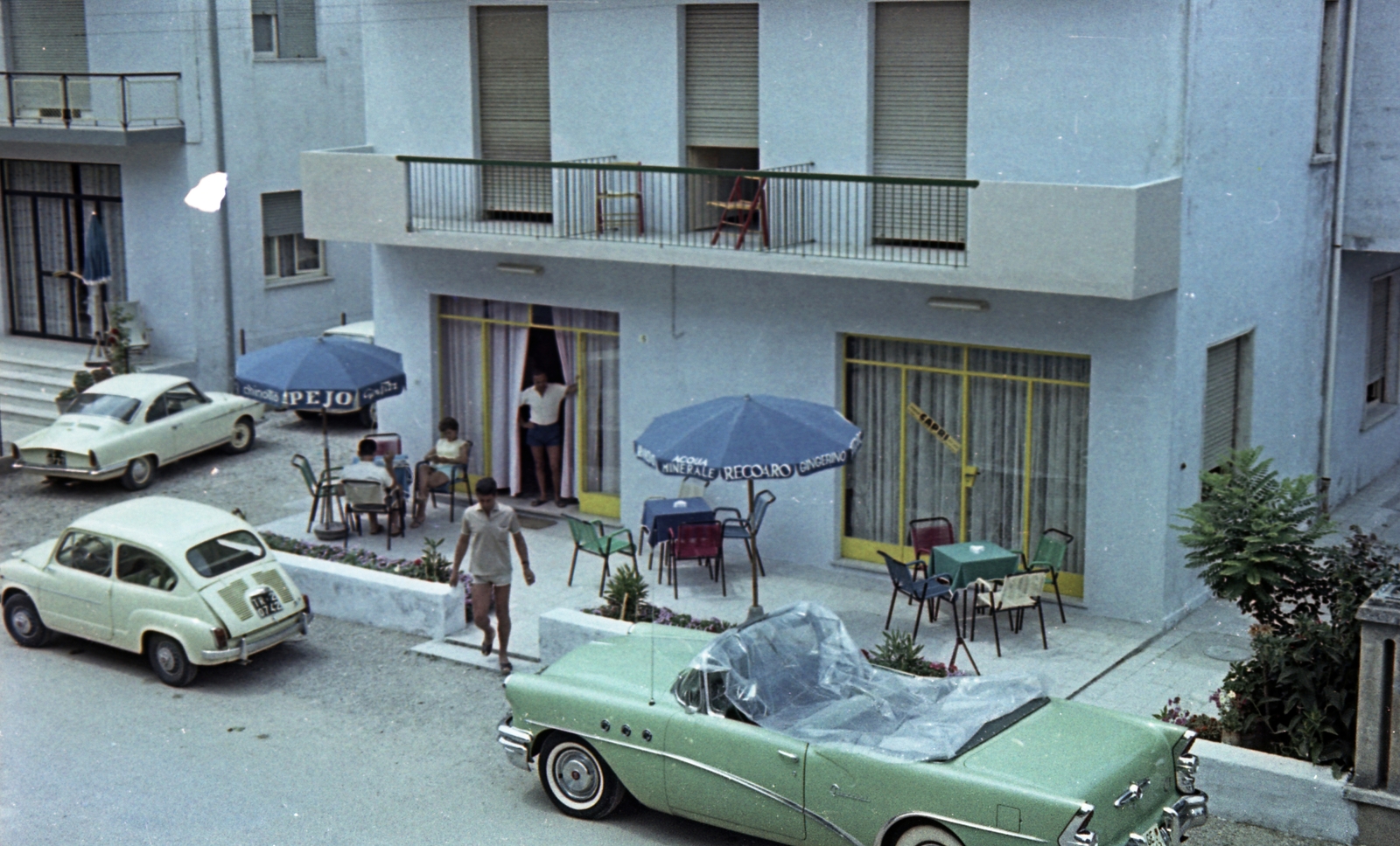 Italy, 1964, Csőke József, colorful, sunshades, terrace, Fiat-brand, Italian brand, automobile, Fortepan #30003