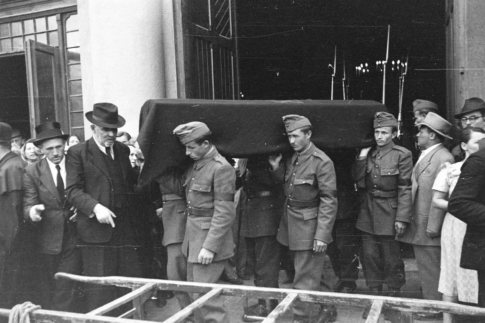 Hungary, Budapest X., Kozma utcai izraelita temető, ravatalozó. A koporsótól balra Salgó László főrabbi., 1946, Fortepan/Album102, judaism, carrying on the shoulder, funeral, Budapest, Fortepan #300030
