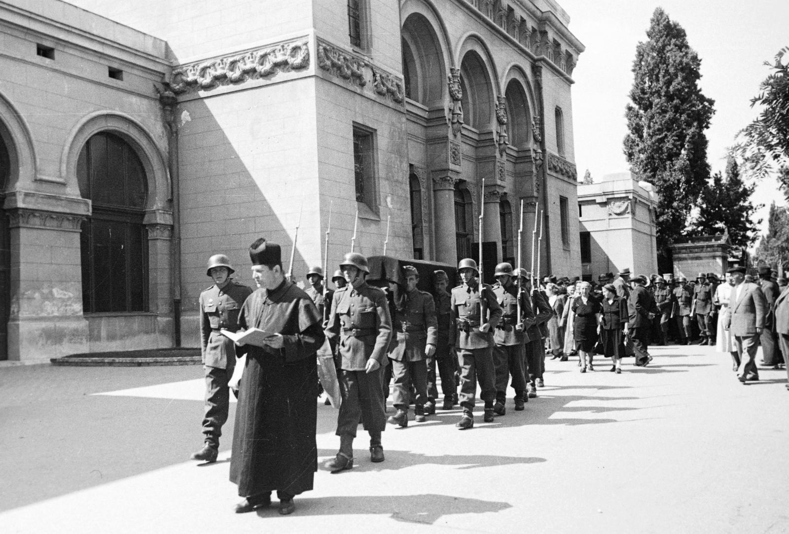 Magyarország, Budapest X., Kozma utcai izraelita temető, háttérben a ravatalozó., 1946, Fortepan/Album102, zsidóság, pap, birétum, temetés, Budapest, Fortepan #300031