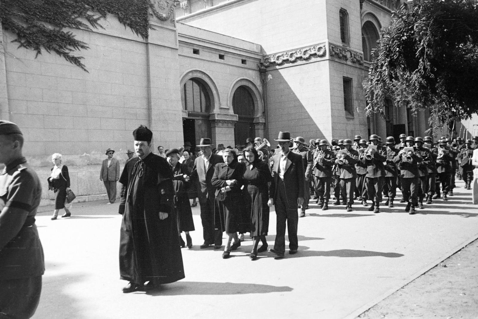 Magyarország, Budapest X., Kozma utcai izraelita temető, háttérben a ravatalozó., 1946, Fortepan/Album102, zsidóság, katonazenekar, gyász, temetés, rabbi, Budapest, Fortepan #300033