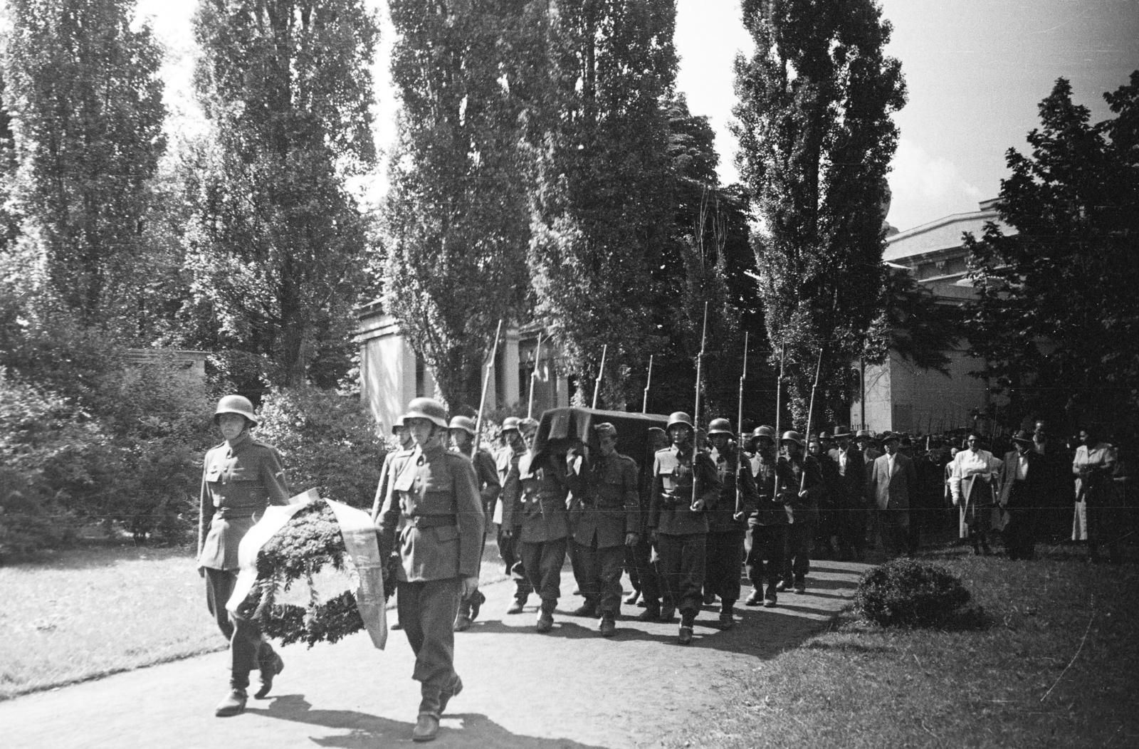 Magyarország, Budapest X., Kozma utcai izraelita temető, háttérben a ravatalozó., 1946, Fortepan/Album102, zsidóság, hordozás, menet, koszorú, temetés, Budapest, Fortepan #300034