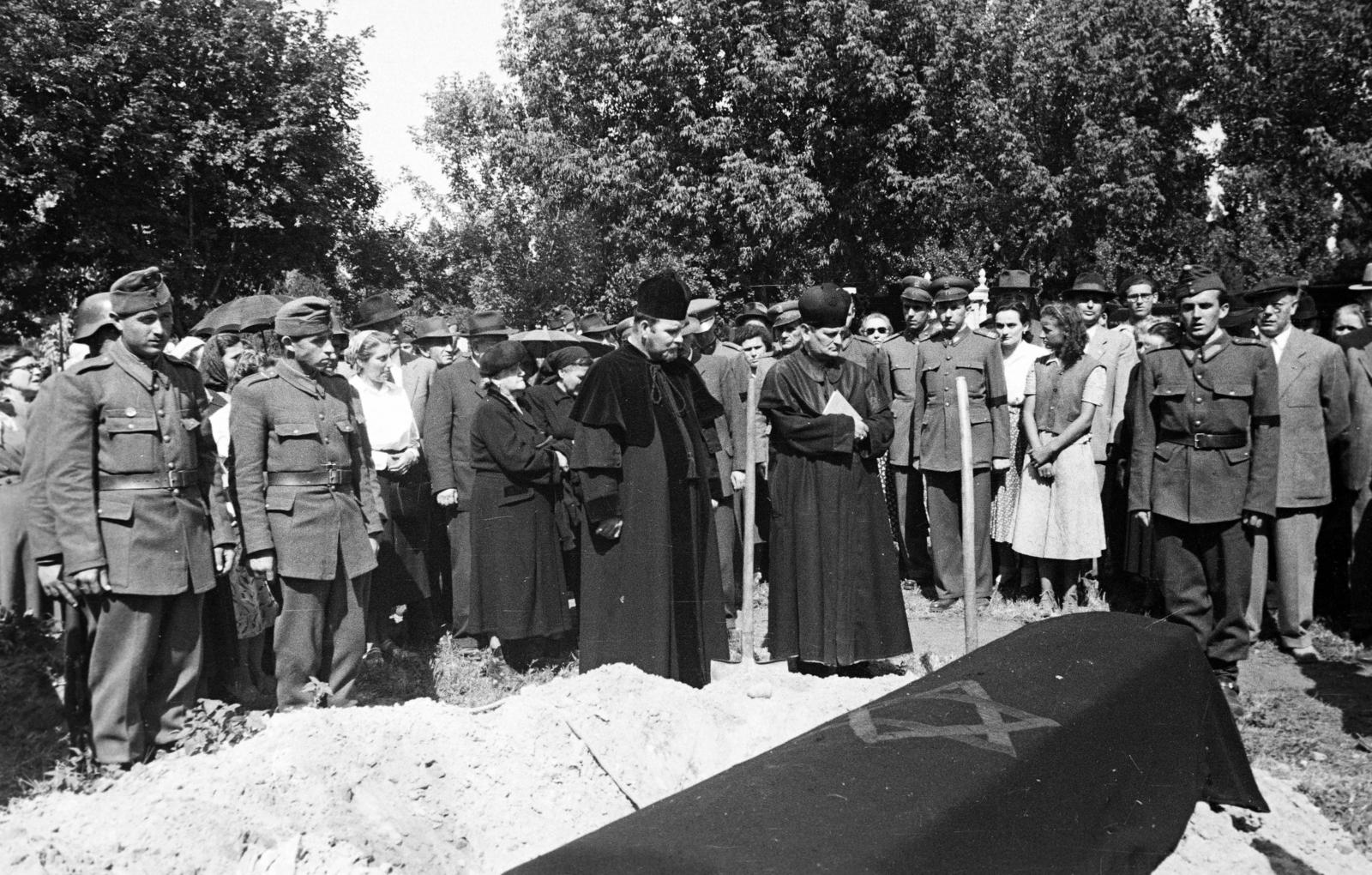 Magyarország, Budapest X., Kozma utcai izraelita temető., 1946, Fortepan/Album102, zsidóság, katona, Dávid csillag, pap, koporsó, temetés, Budapest, Fortepan #300036
