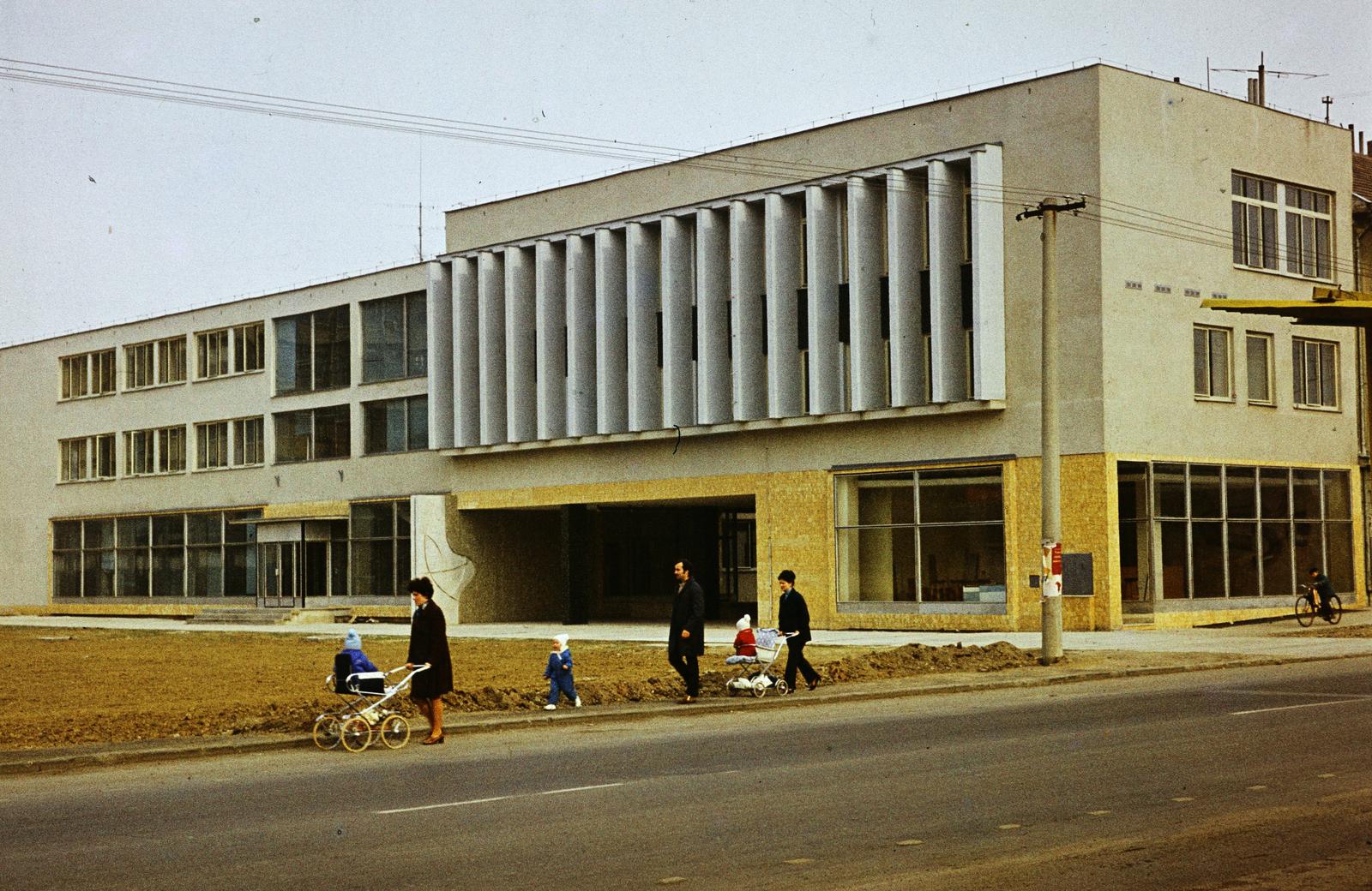 Szlovákia, Galánta, Mierové námestie., 1970, Gépész, babakocsi, kerékpár, Fortepan #300044