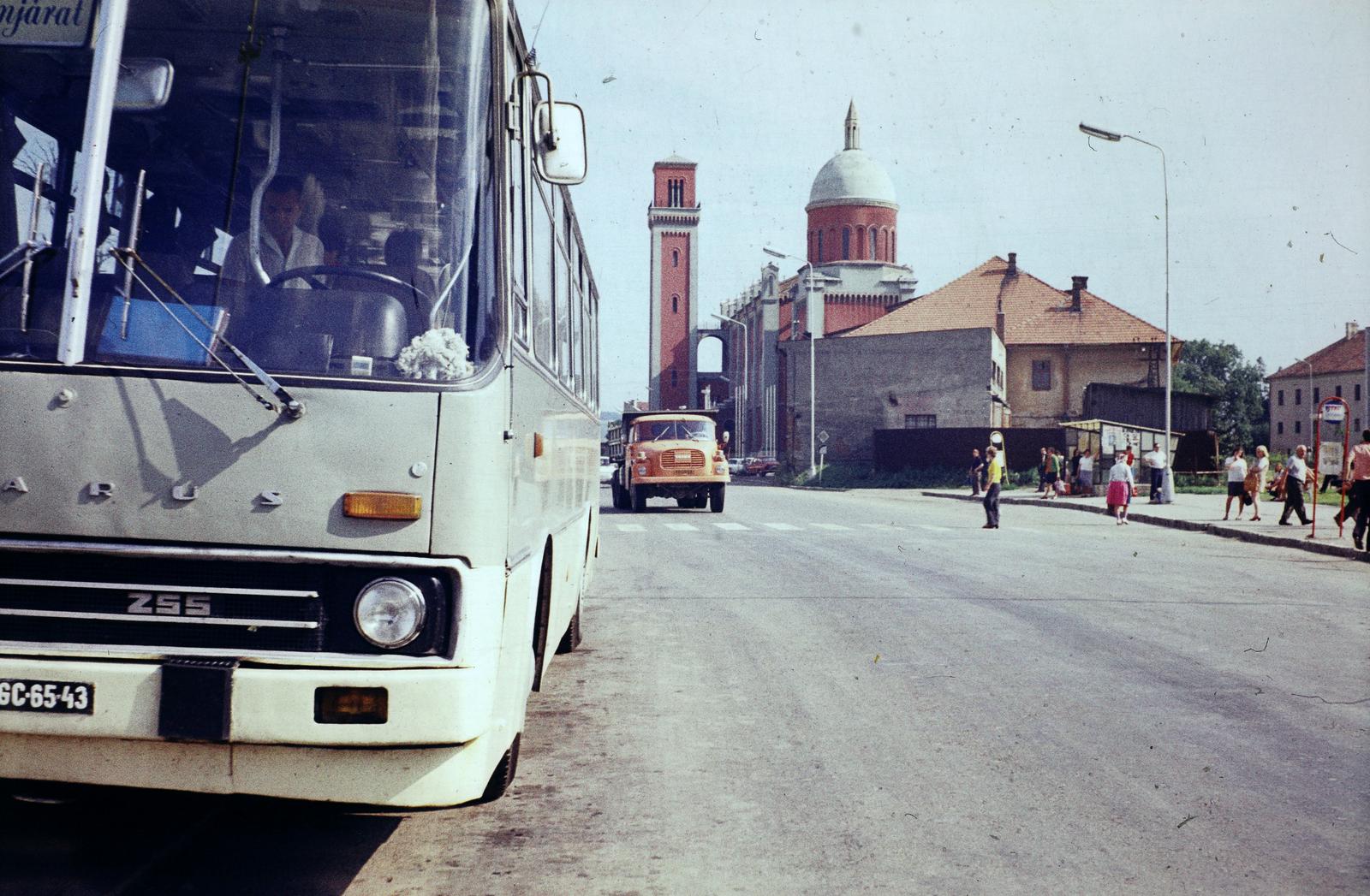 Szlovákia, Késmárk, Toporcerova ulica, a busztól jobbra az új evangélikus templom és a harangtornya látszik., 1973, Gépész, Ikarus 255, Fortepan #300051