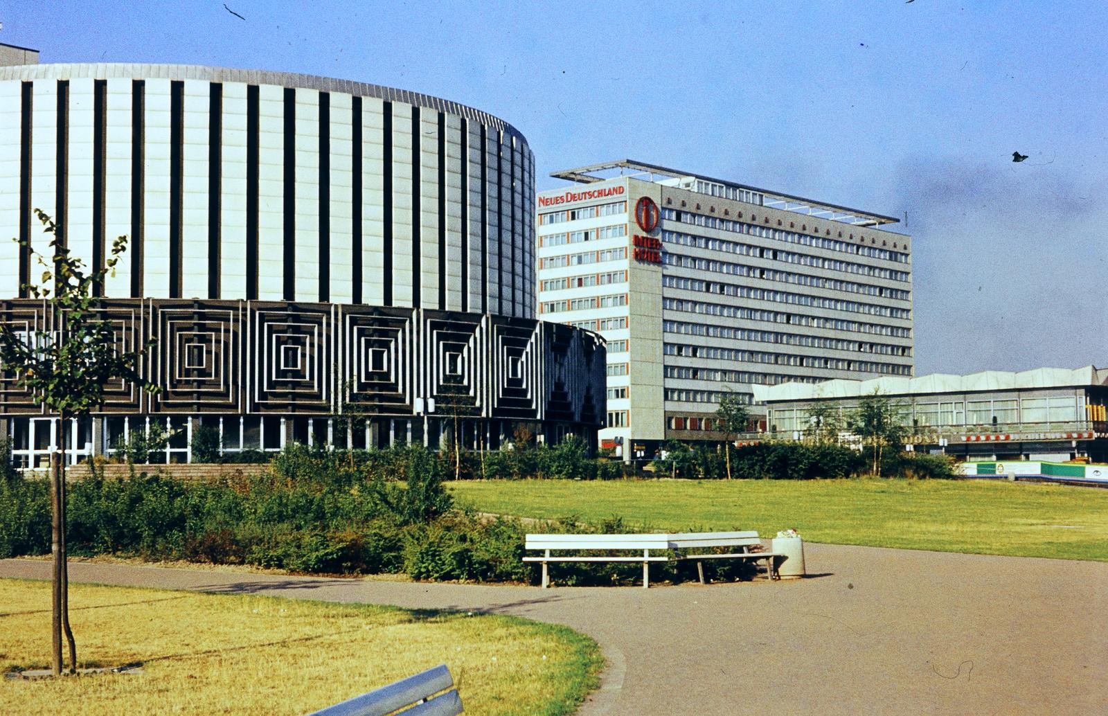Germany, Dresden, a Prager Straße a mai Ferdinandstraße felől nézve, a kép előterében balra a Filmtheater Prager Straße, más néven a Rundkino., 1975, Gépész, colorful, modern architecture, Fortepan #300055