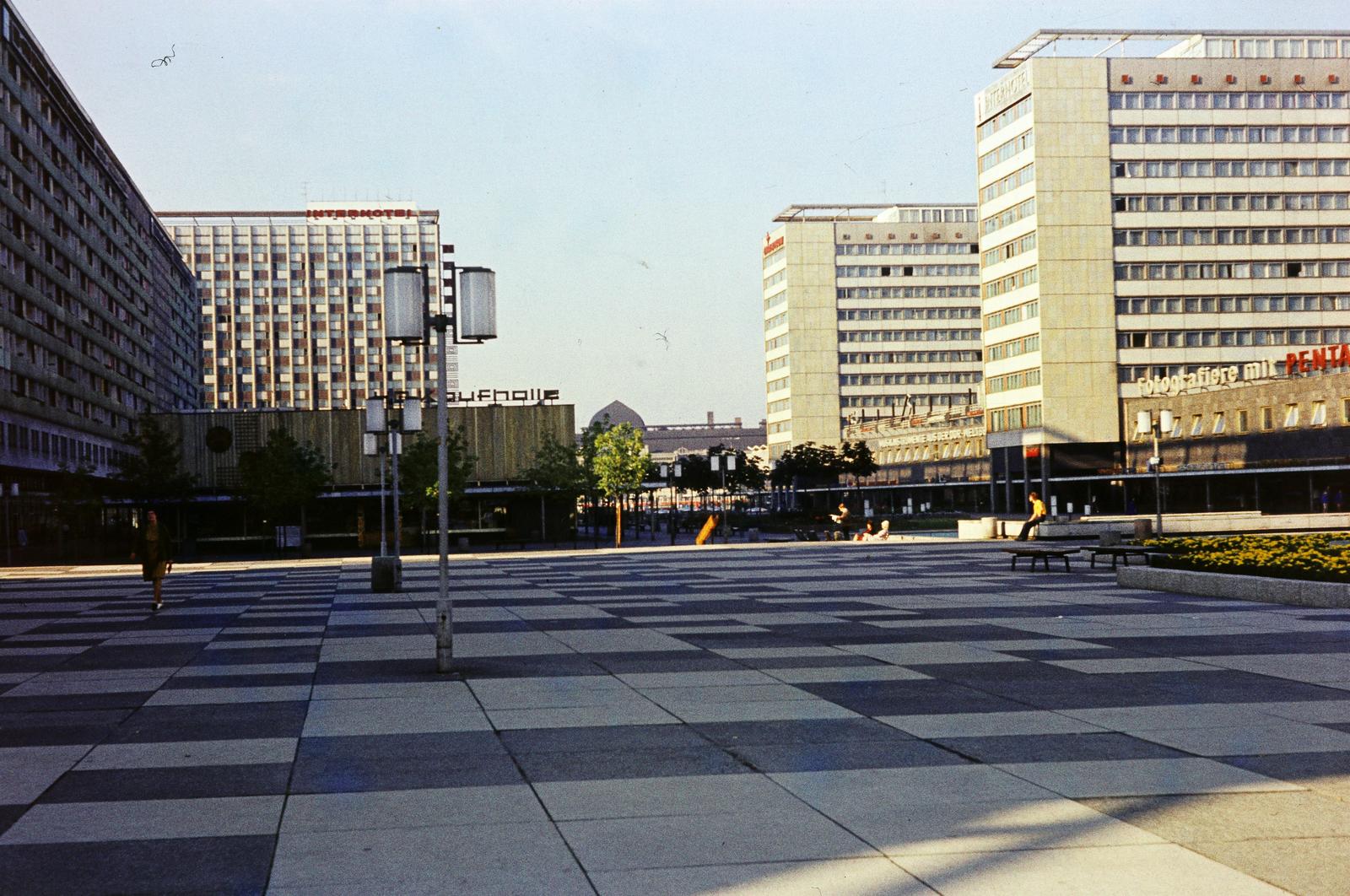 Németország, Drezda, a Prager Straße a Wiener Platz (Leninplatz) felé nézve. Balra a Hotel Newa, a háttérben középen a Hauptbahnhof, jobbra közelebb a Hotel Königstein, hátrébb a Hotel Bastei., 1972, Gépész, Fortepan #300065