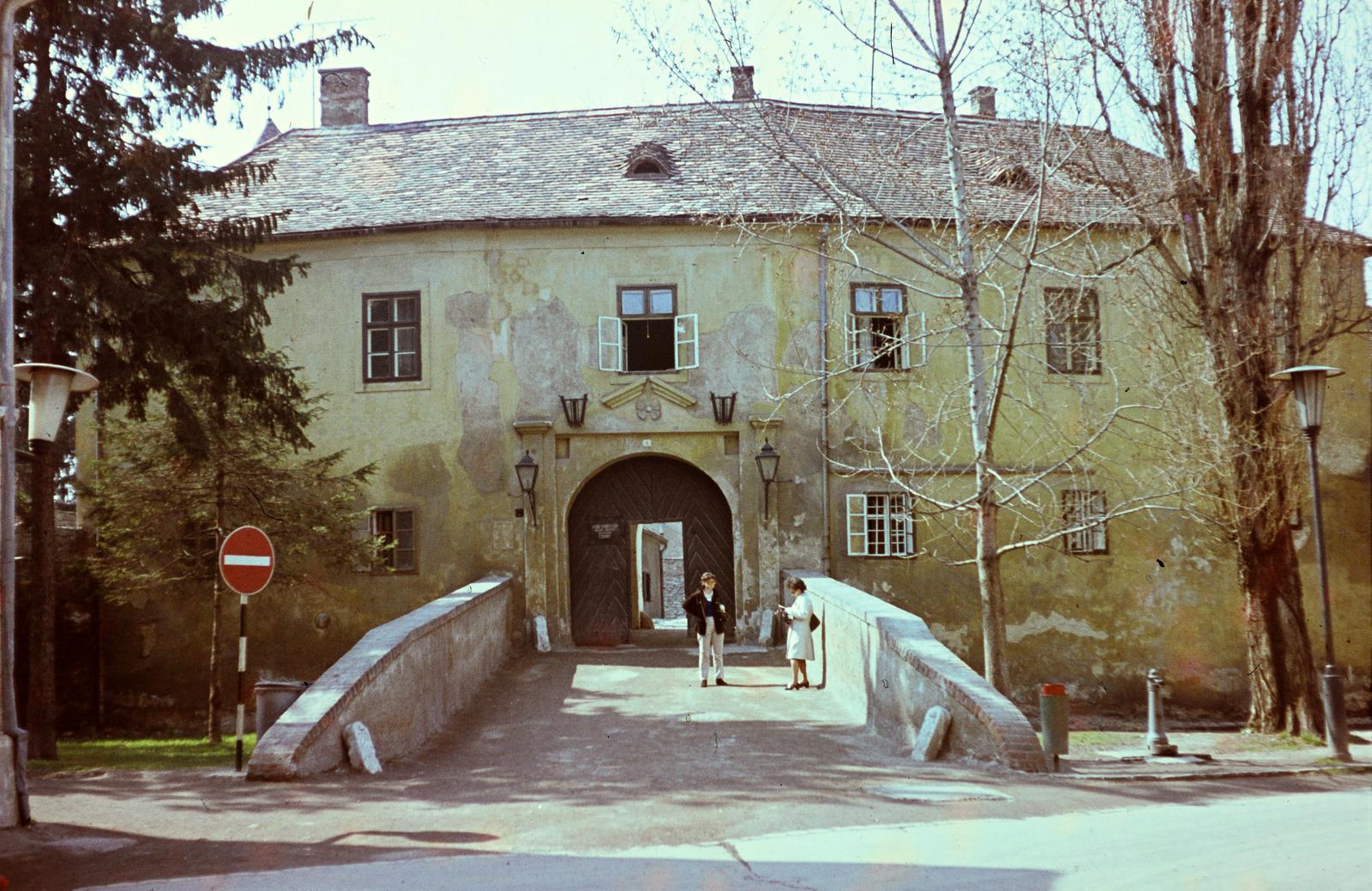 Hungary, Kőszeg, Rajnis utca, szemben a Jurisics-vár bejárata., 1965, Gépész, colorful, Fortepan #300070