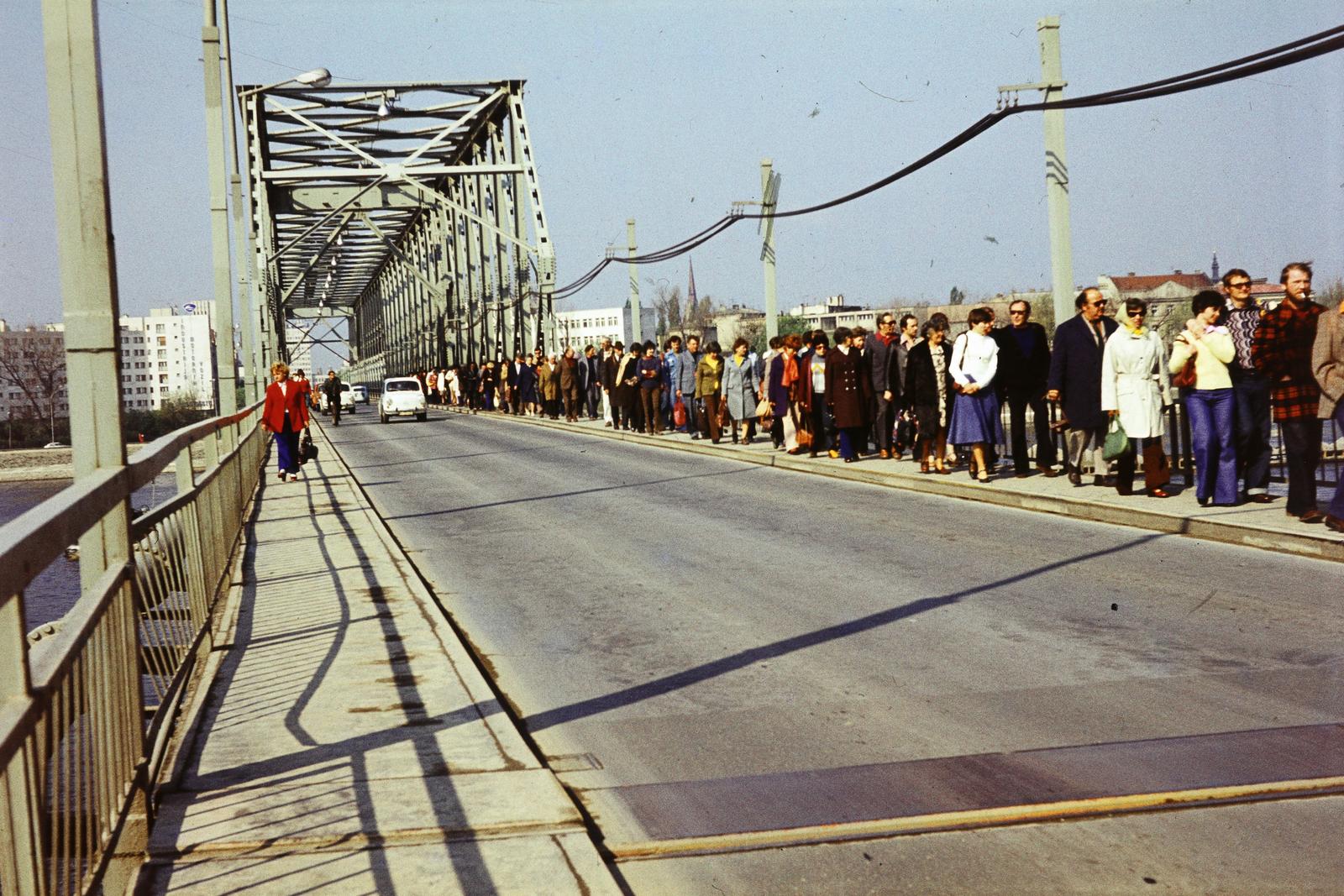 Szerbia, Újvidék, a Duna feletti Tito marsall híd (Most Maršala Tita) Pétervárad felől Újvidék felé nézve, ott a hídtól jobbra a Szűz Mária Szent Neve-templom (Crkva imena Marijinog) tornya látszik., 1975, Gépész, Fortepan #300075