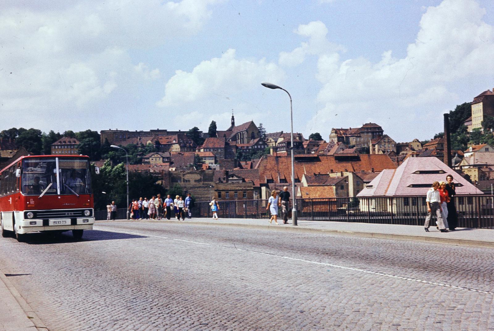 Németország, Meissen, Óvárosi híd (Altstadtbrücke) az Elba folyó felett, háttérben fent középen a St. Afra Kirche., 1975, Gépész, Ikarus 255, NDK, Fortepan #300081