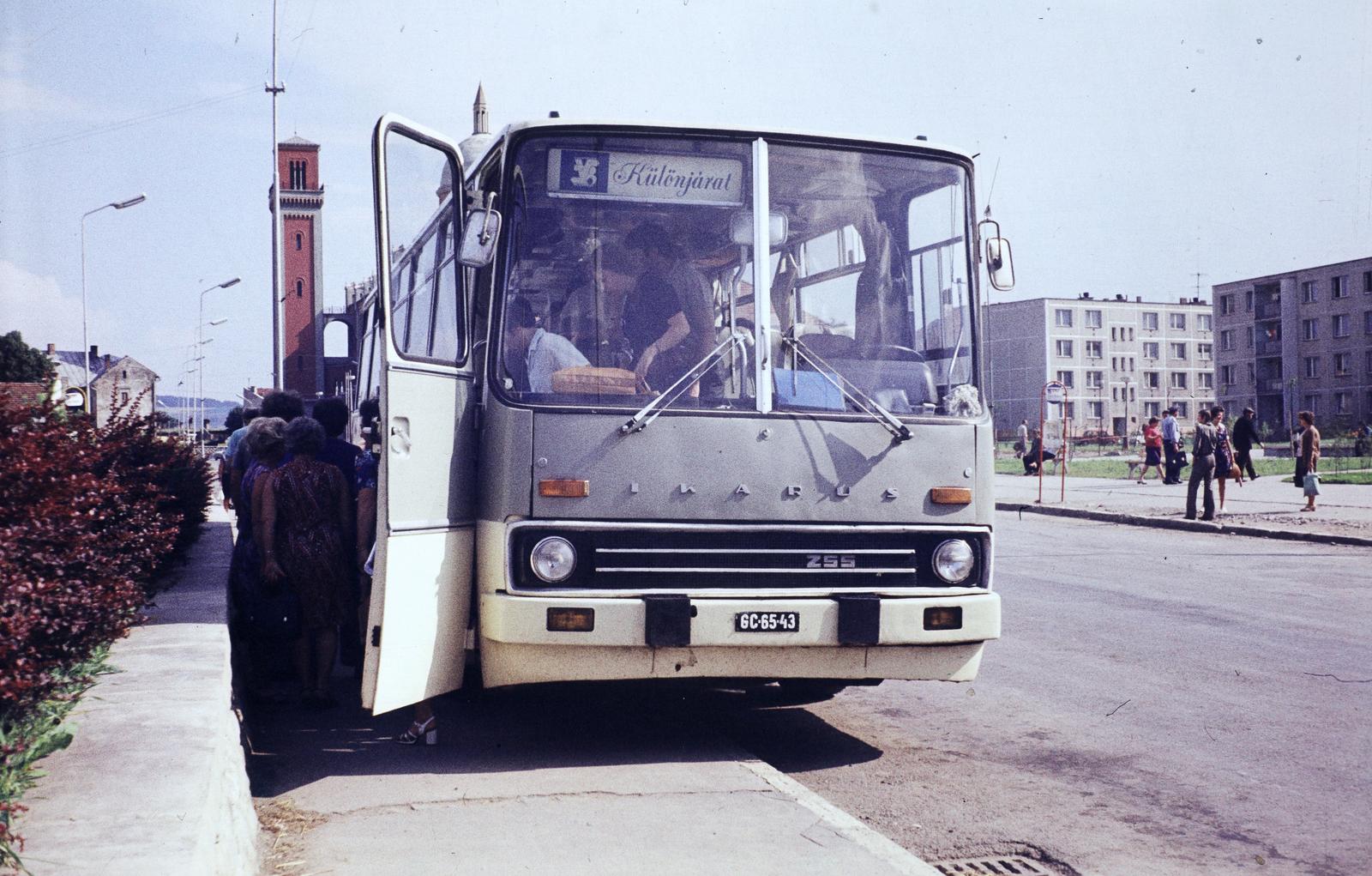 Szlovákia, Késmárk, Toporcerova ulica, a busz mögött az új evangélikus templom harangtornya és kupolája látszik., 1975, Gépész, rendszám, Ikarus 255, Fortepan #300083