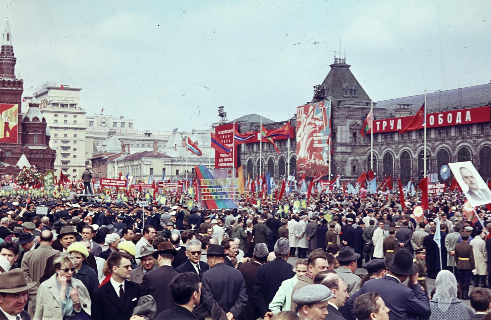 1962, Gépész, színes, cirill írás, zászló, tömeg, felvonulás, Fortepan #300095