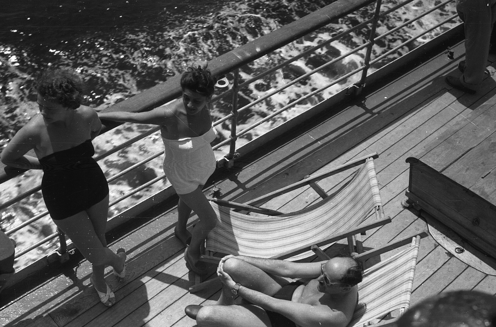 Transilvania román tengeri személyszállító hajó., 1960, Csőke József, transport, ship, holiday, sunbathe, deck chair, cruise ship, Transilvania-ship, sitting with hands on knees, intertwined fingers, Fortepan #30011