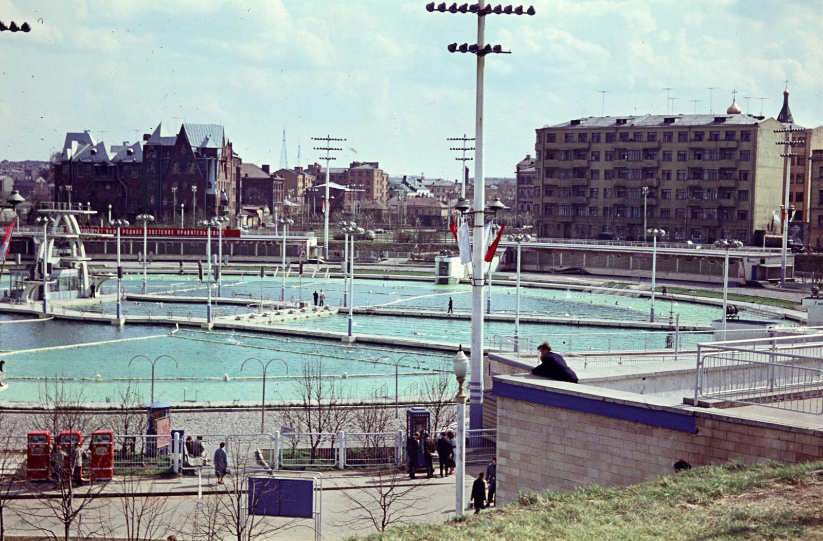 Oroszország, Moszkva, Pecsisztenszka (Kropotkinszka) rakpart, a Moszkva uszoda (az 1931-ben felrobbantott Megváltó Krisztus-székesegyház helyén épült a II. VH után, majd megszüntetésével 1996-ra újjáépítették a székesegyházat)., 1962, Gépész, uszoda, színes, automata, eltűnt, Fortepan #300122