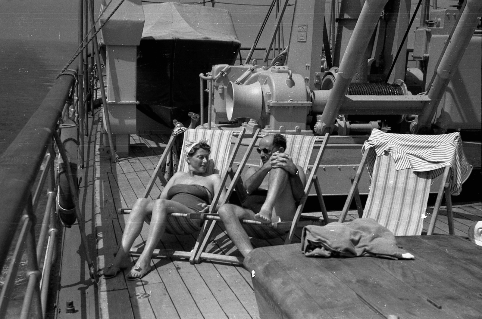 Transilvania román tengeri személyszállító hajó., 1960, Csőke József, transport, ship, holiday, sunbathe, deck chair, cruise ship, Transilvania-ship, sitting with hands on knees, intertwined fingers, man and woman, Fortepan #30013