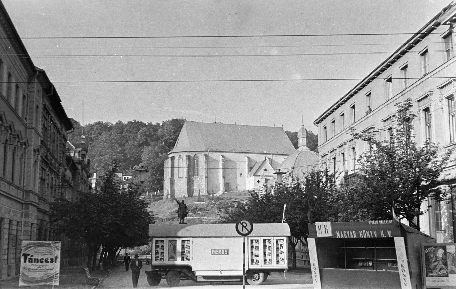 Hungary, Miskolc, Erzsébet-tér, szemben a Kossuth szobor háttérében az avasi református templom., 1966, Illés Zoltán, Lajos Kossuth-portrayal, Fortepan #300133