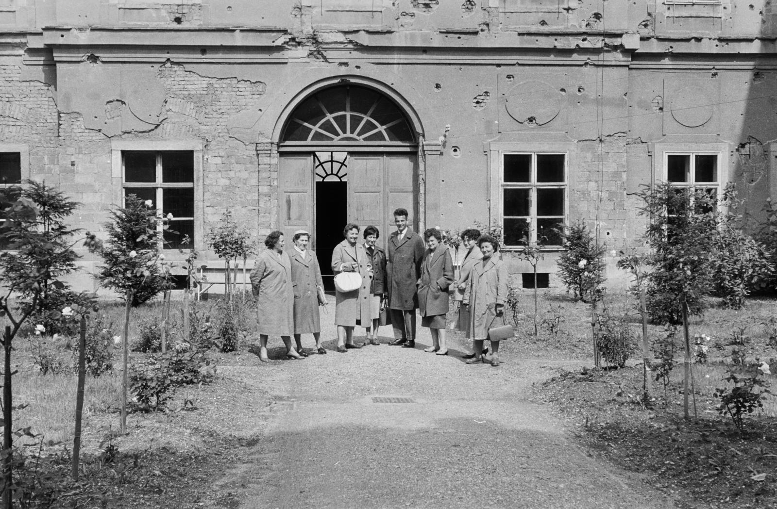 1960, Illés Zoltán, csoportkép, épületkár, Fortepan #300148