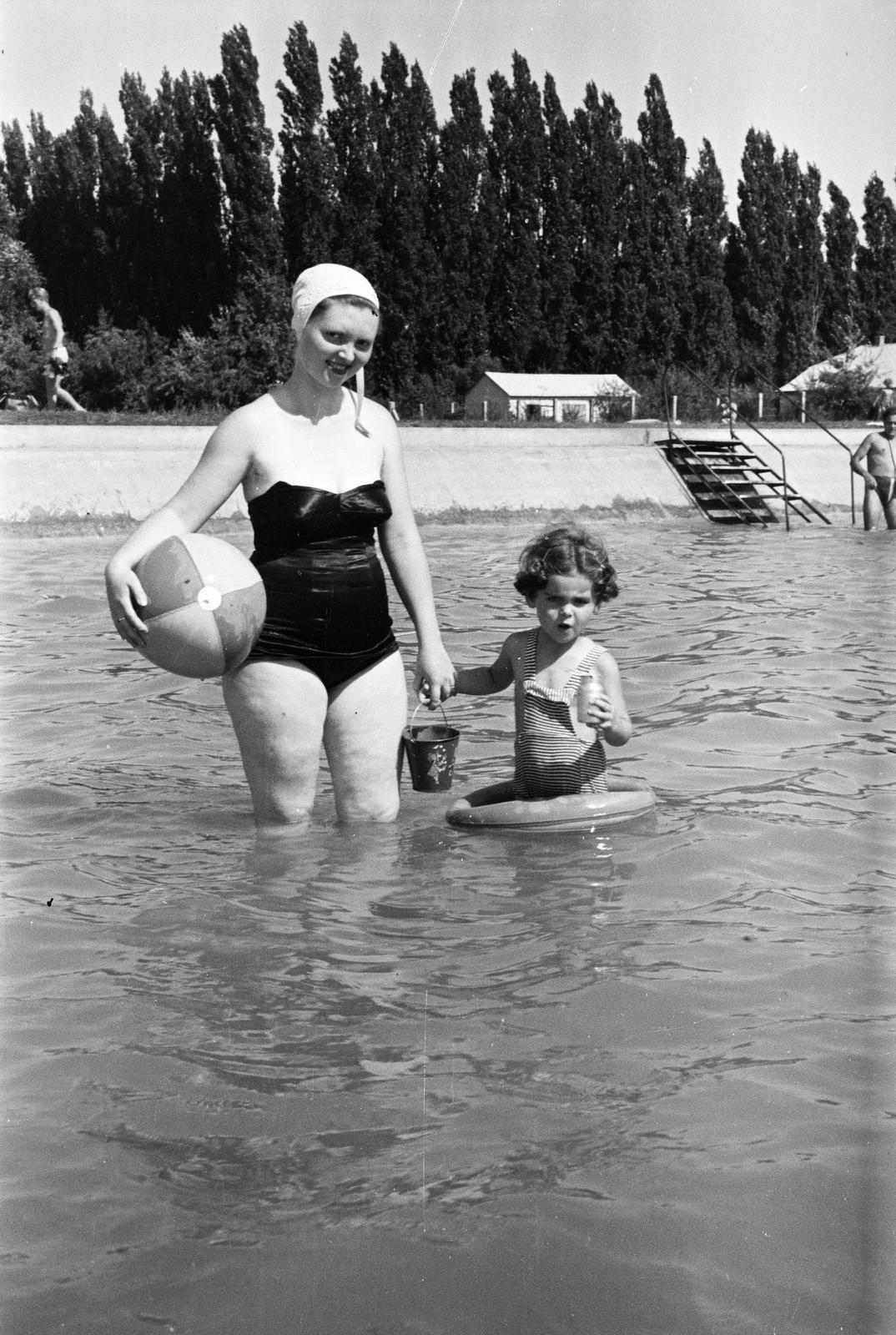 1960, Illés Zoltán, beach, mother, toy, swimming cap, beach ball, bathing suit, Fortepan #300158