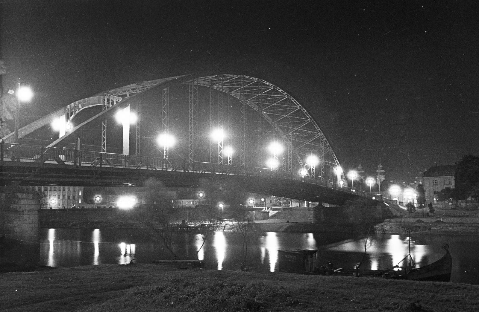 Hungary, Győr, Révfalu, Mosoni-Duna-part, Kossuth híd, jobbra a Loyolai Szent Ignác bencés templom tornyai láthatók., 1963, Illés Zoltán, Fortepan #300159