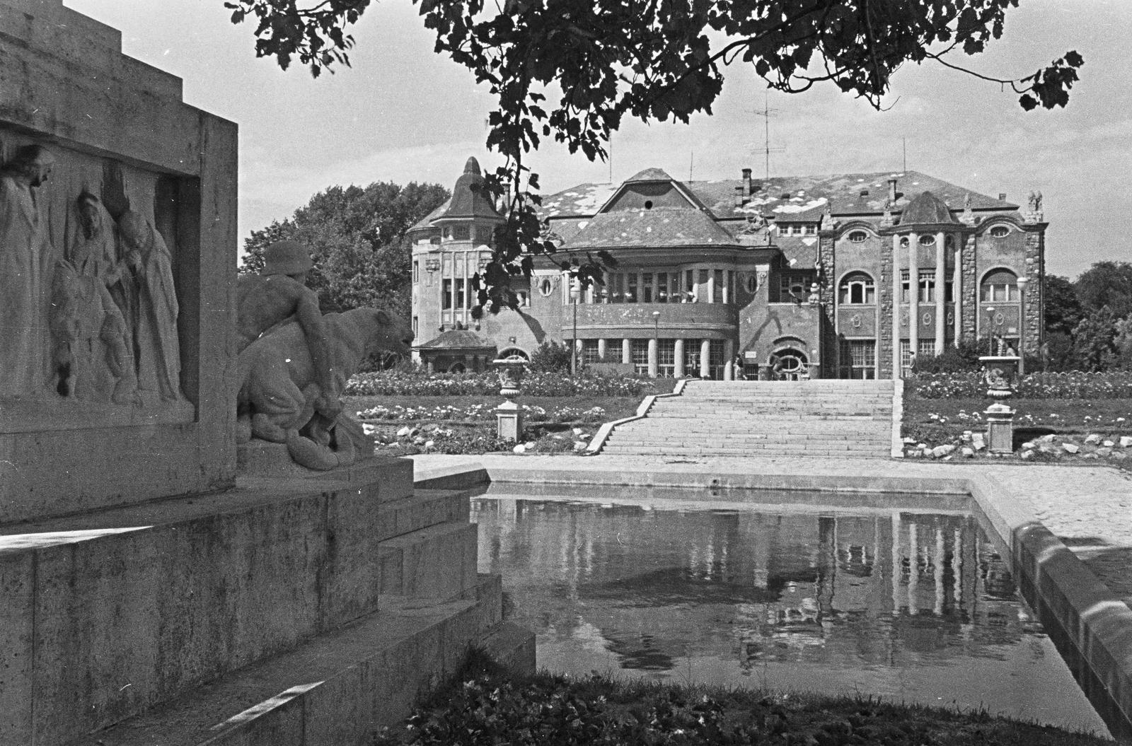 Magyarország, Győr, Radó-sziget, előtérben az I. világháborús hősi emlékmű (Horvay János, 1938.), szemben a Kioszk., 1963, Illés Zoltán, Fortepan #300160