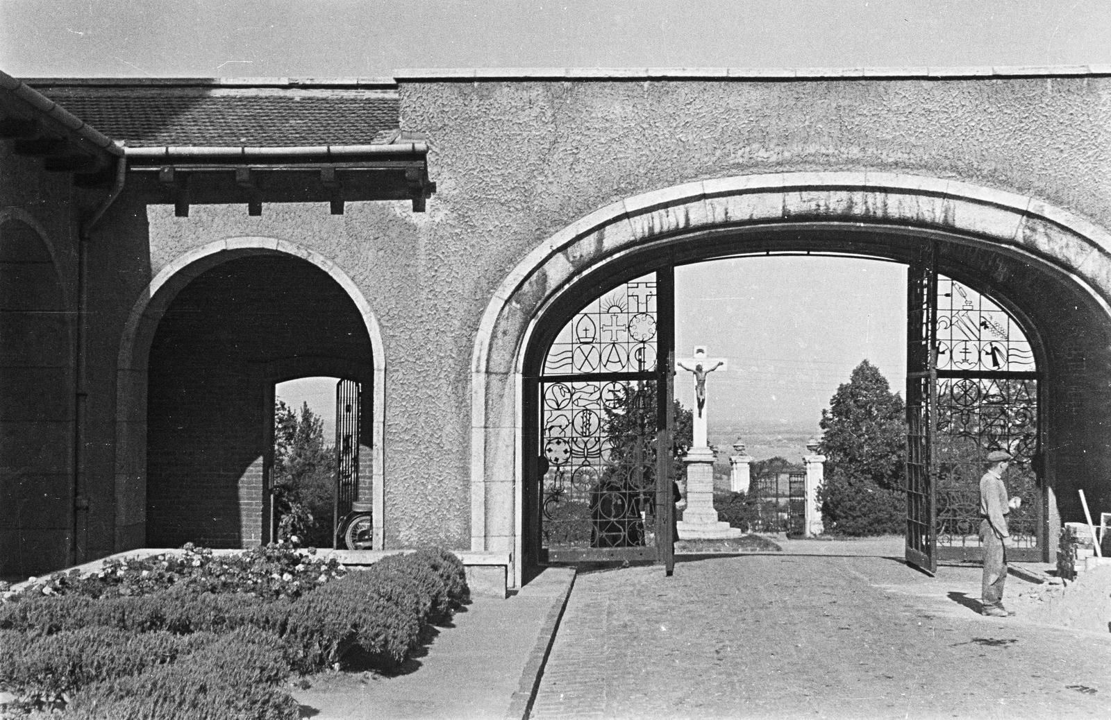 Hungary, Pannonhalma, (Győrszentmárton), a Pannonhalmi Bencés Főapátság főkapuja., 1963, Illés Zoltán, Fortepan #300161