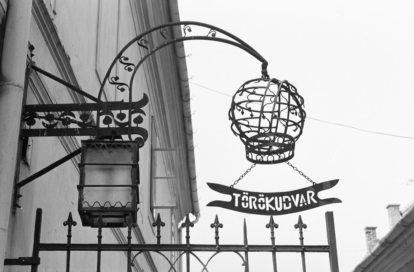 Hungary, Székesfehérvár, Jókai Mór utca, a Török udvar kapuja és cégére., 1970, Illés Zoltán, Fortepan #300163