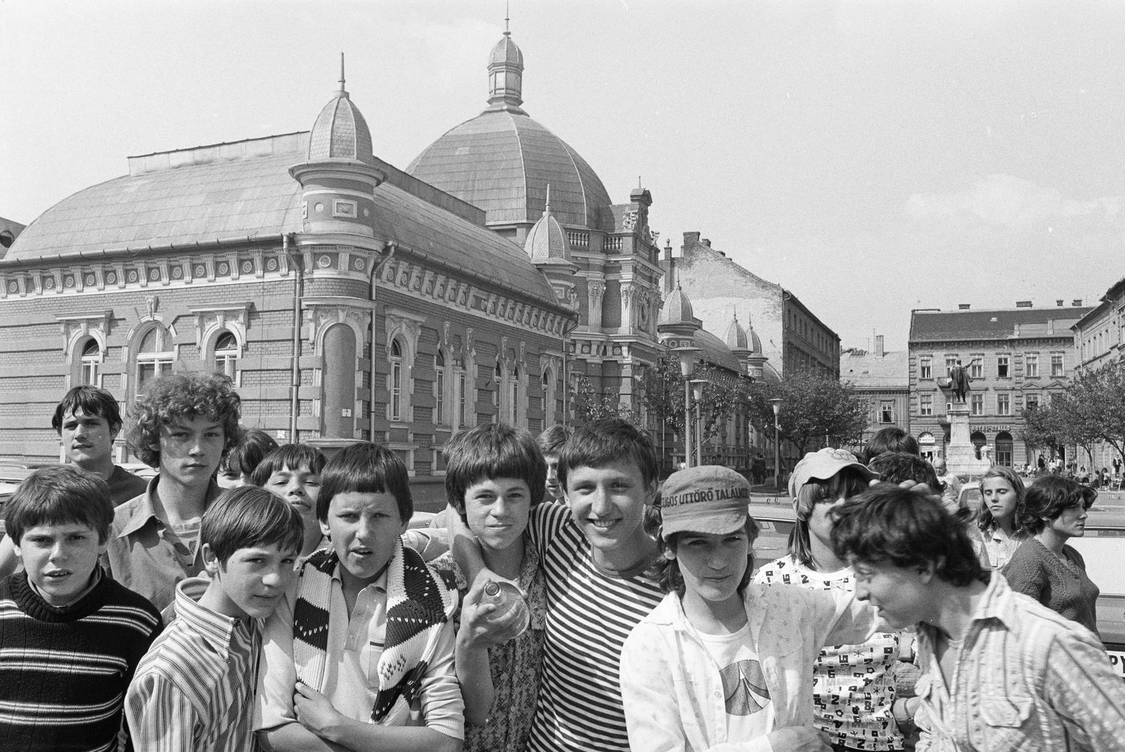 Hungary, Miskolc, Erzsébet (Szabadság) tér, háttérben az Erzsébet (Szabadság) fürdő, jobbra Kossuth Lajos szobra., 1980, Illés Zoltán, Fortepan #300167