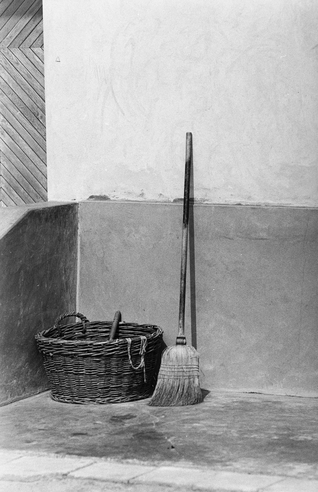 1975, Illés Zoltán, broom, basket, Fortepan #300173