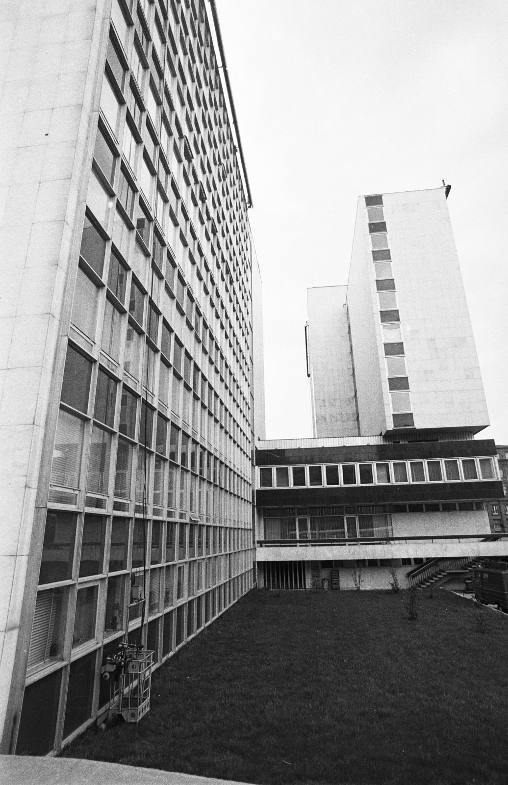 Magyarország, Győr, az Észak- Dunántúli Vízügyi Igazgatóság és a Megyei Tanács (később Kormányhivatal) épülete, a felvétel az Aradi vértanúk útja felől készült., 1975, Illés Zoltán, Fortepan #300176