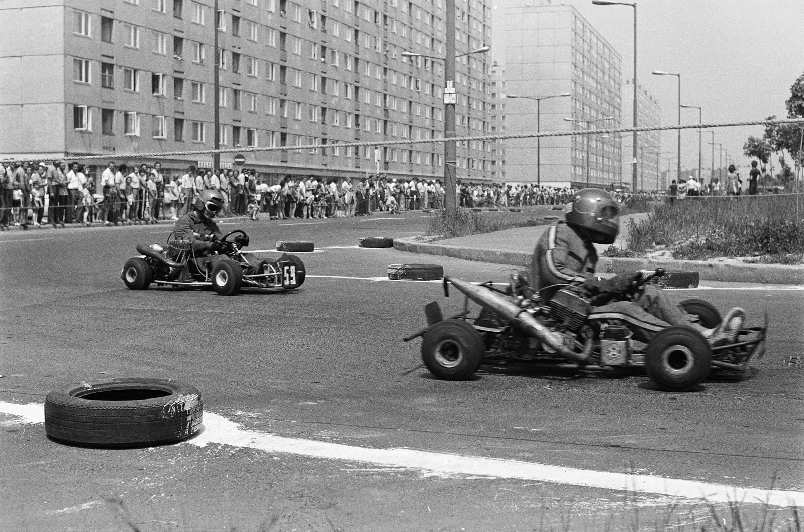 Hungary, Győr, Adyváros, Kodály Zoltán (Munkásőr) utca, gokartverseny., 1978, Illés Zoltán, Best of, audience, concrete block of flats, blocks, Fortepan #300182
