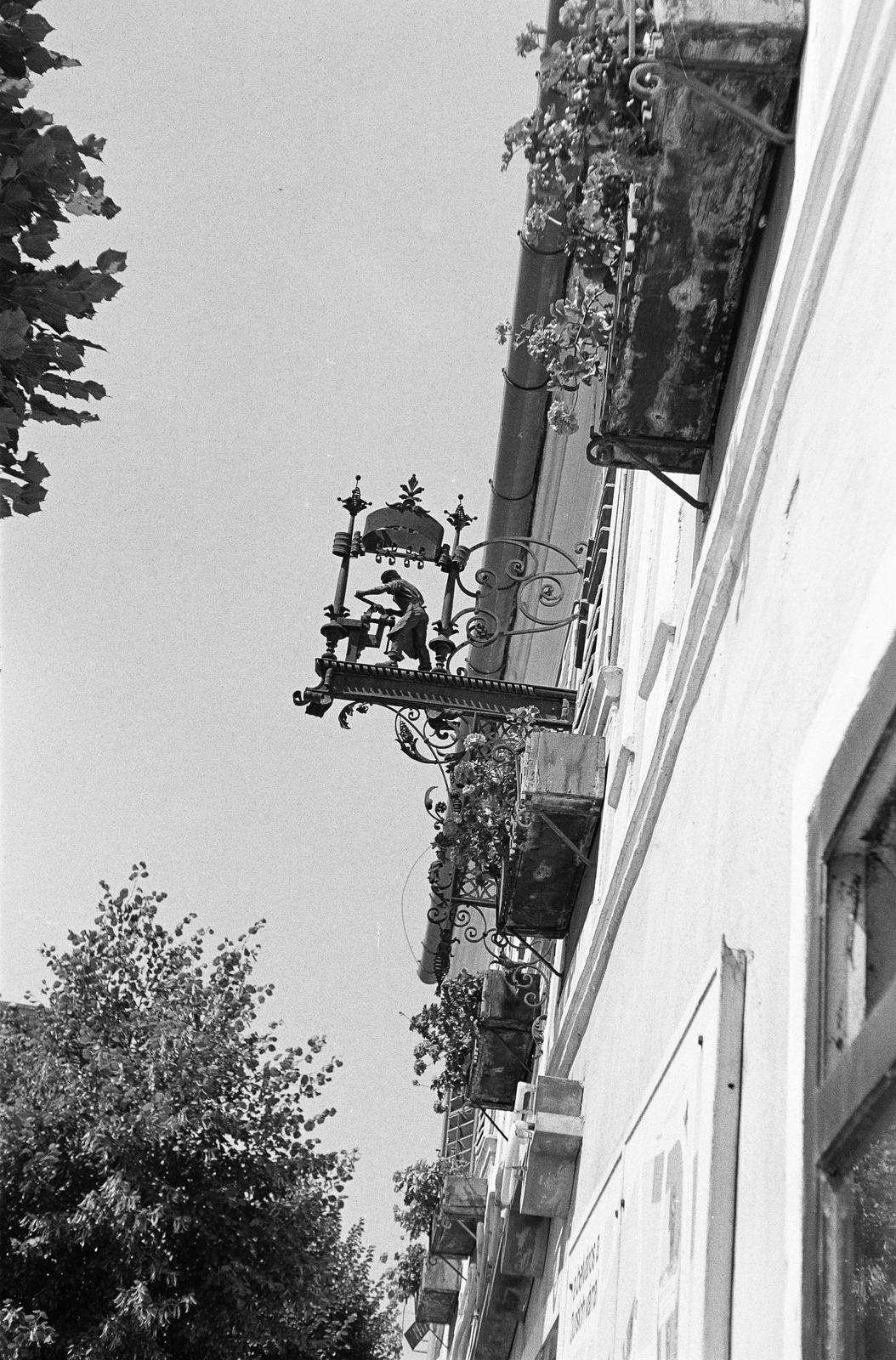 Hungary, Kőszeg, Várkör 69., az egykori Heidenreich lakatosműhely cégére a Lauringer-házon., 1974, Illés Zoltán, Fortepan #300191