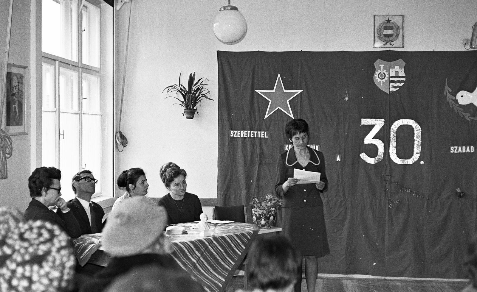 Hungary, Győr, József Attila út 4., Gyógypedagógiai Iskola (később Radó Tibor Általános Iskola és Egységes Gyógypedagógiai Módszertani Intézmény). 1975. március 27-én az iskola sportpályának avatója után a felszabadulás 30. évfordulójának tiszteletére tartott ünnepség., 1975, Illés Zoltán, Fortepan #300195