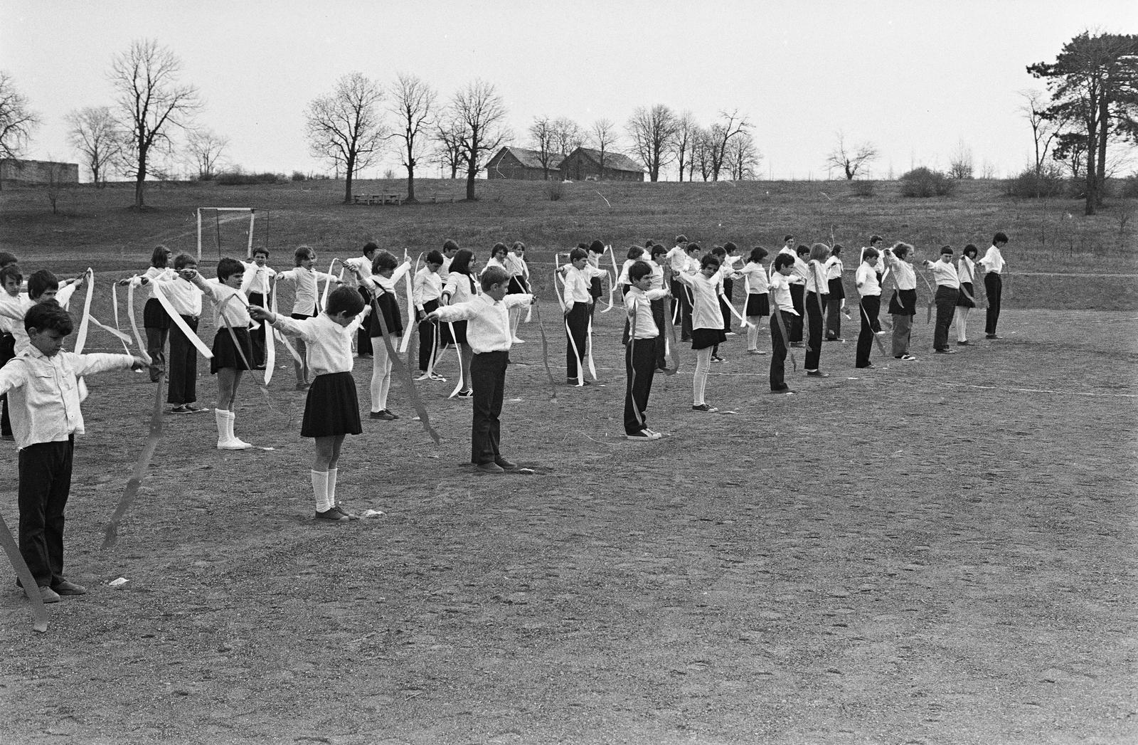 Magyarország, Győr, József Attila út 4., Gyógypedagógiai Iskola (később Radó Tibor Általános Iskola és Egységes Gyógypedagógiai Módszertani Intézmény). 1975. március 27. az iskola sportpályának avatója, a tanulók szalaggyakorlata., 1975, Illés Zoltán, gyakorlás, Fortepan #300197