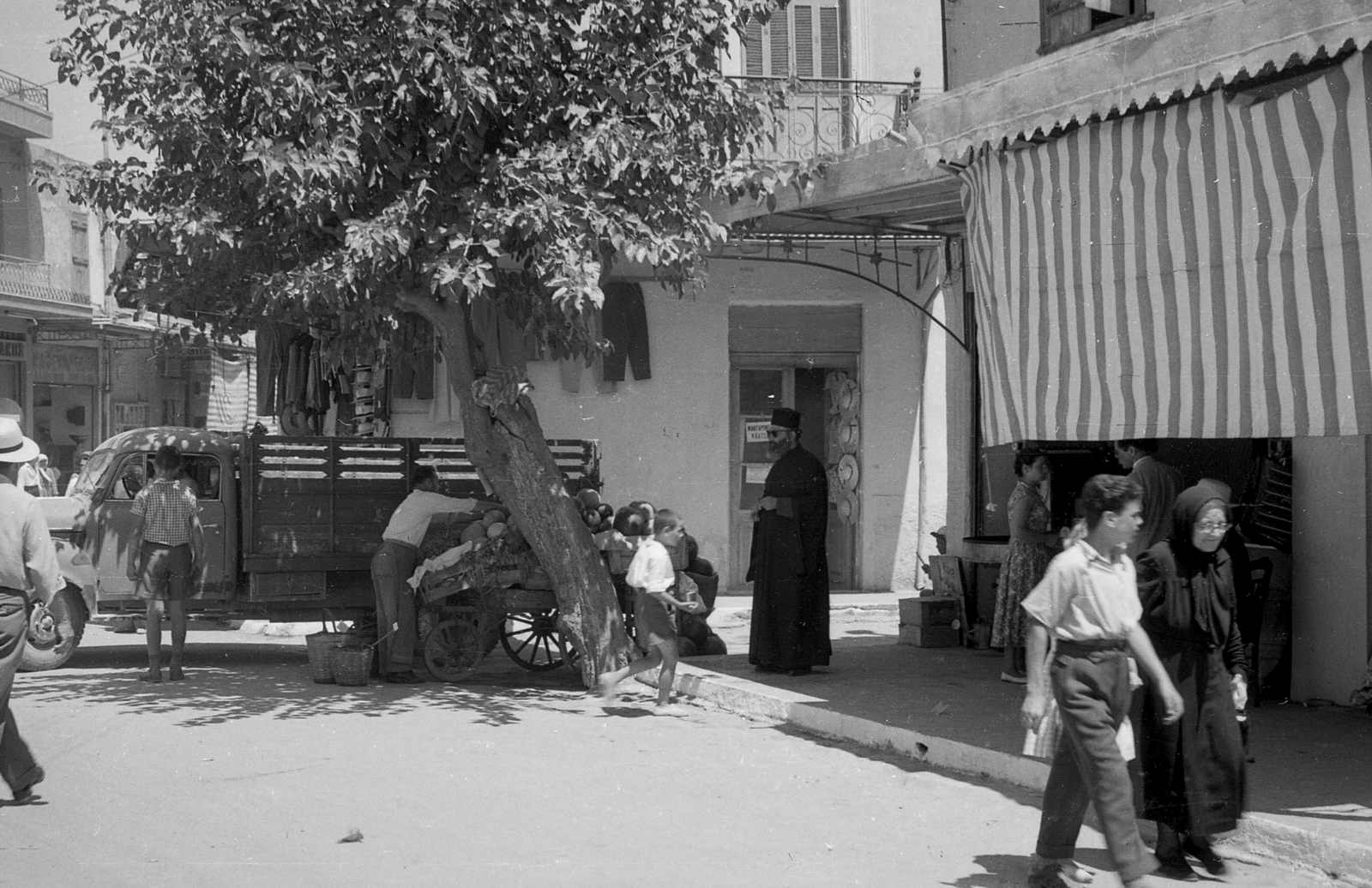 Greece, Heraklion, Kornarou tér az 1866 utca, vagyis a piac felé nézve., 1960, Csőke József, street view, commercial vehicle, wood, Fortepan #30020