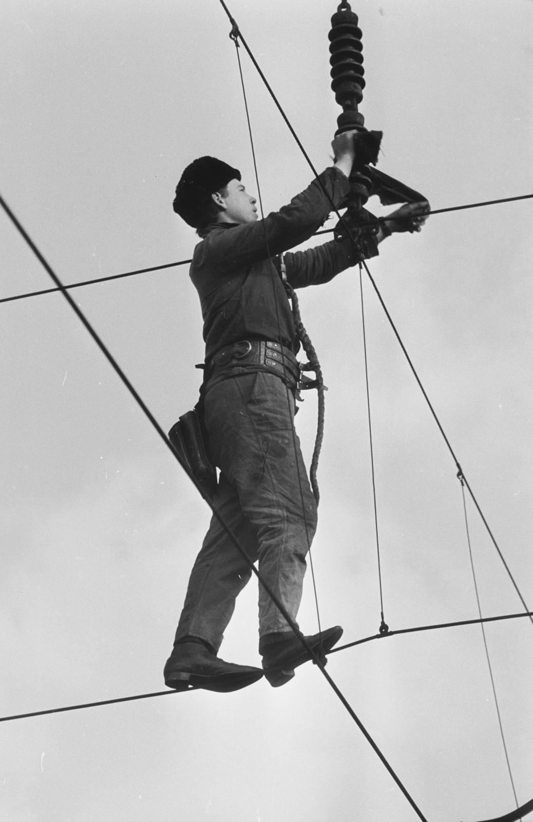 Magyarország, Győr, vasútállomás, felsővezeték szerelő., 1966, Illés Zoltán, Fortepan #300214