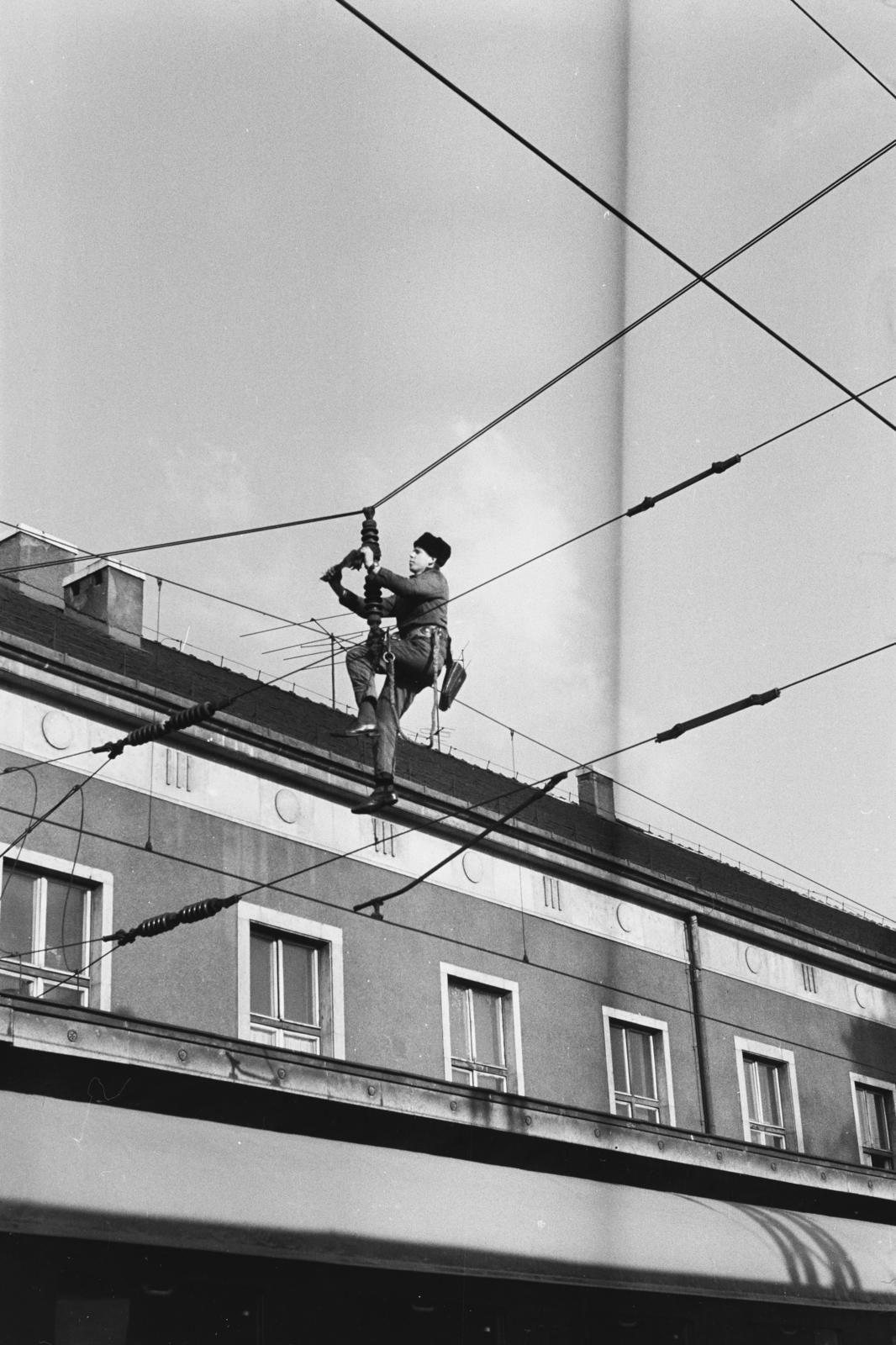 Hungary, Győr, vasútállomás, felsővezeték szerelő., 1966, Illés Zoltán, Fortepan #300215