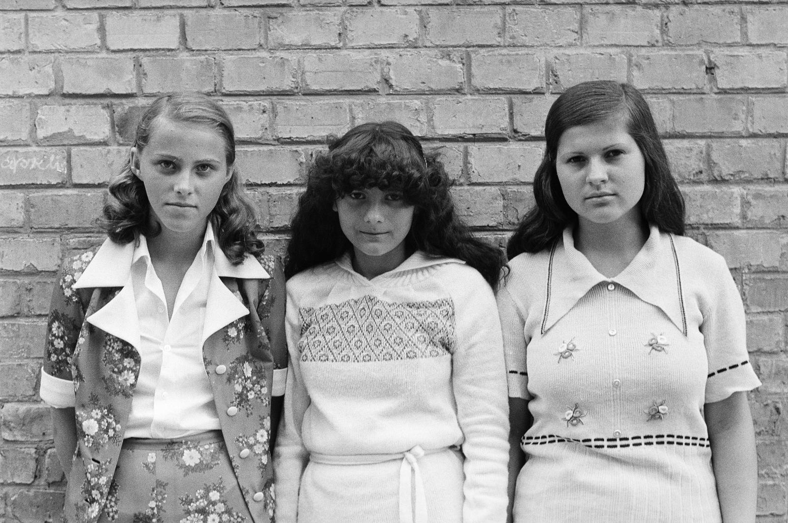 1978, Illés Zoltán, Best of, girls, three people, hairdo, Fortepan #300224