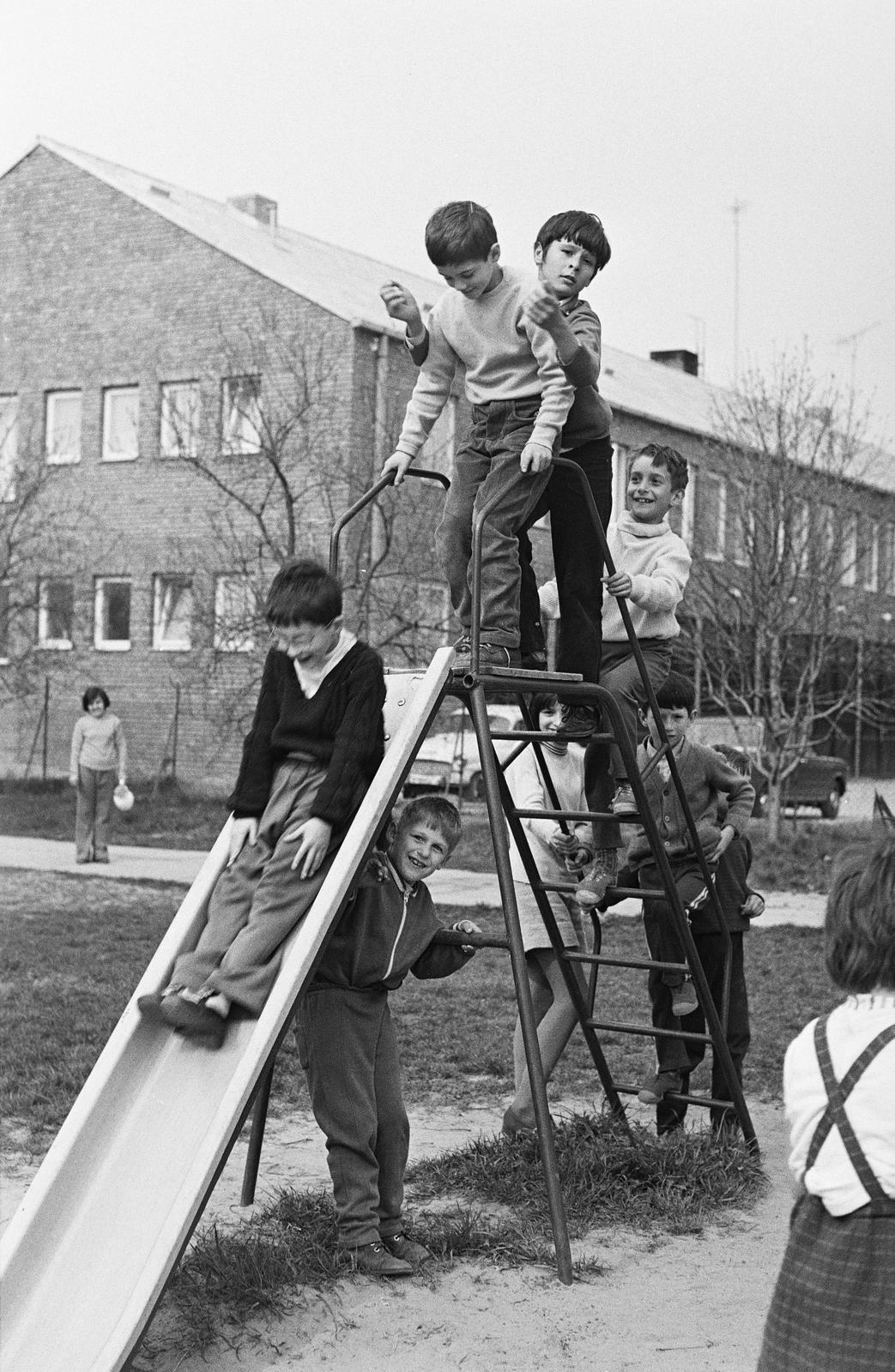 Magyarország, Győr, József Attila út 4., a felvétel a Gyógypedagógiai Iskola (később Radó Tibor Általános Iskola és Egységes Gyógypedagógiai Módszertani Intézmény) udvarán készült. Háttérben a József Attila út 4/a számú ház., 1971, Illés Zoltán, játszótér, csúszda, Fortepan #300229