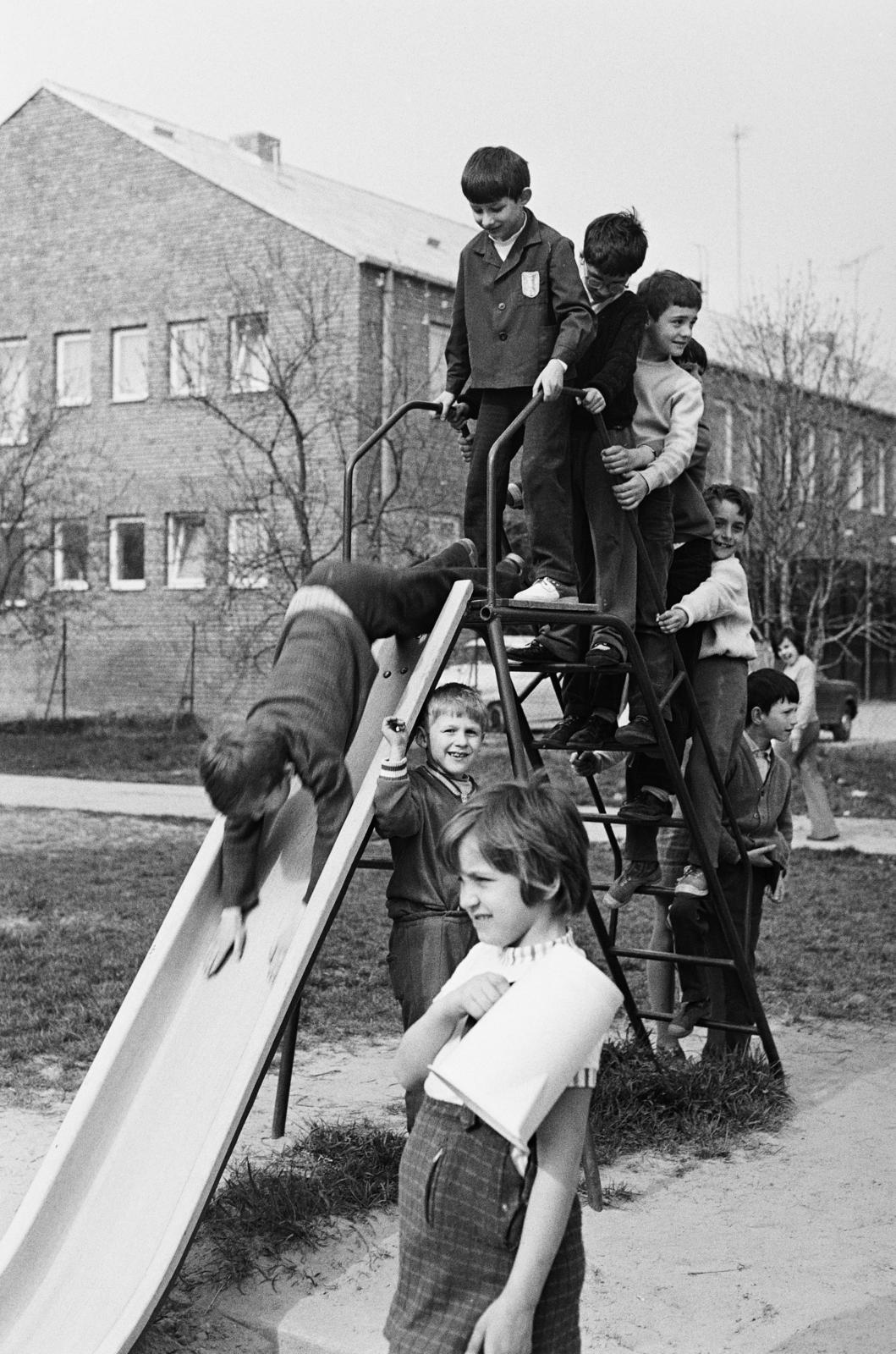 Hungary, Győr, József Attila út 4., a felvétel a Gyógypedagógiai Iskola (később Radó Tibor Általános Iskola és Egységes Gyógypedagógiai Módszertani Intézmény) udvarán készült. Háttérben a József Attila út 4/a számú ház., 1971, Illés Zoltán, playground slide, standing in line, Fortepan #300230