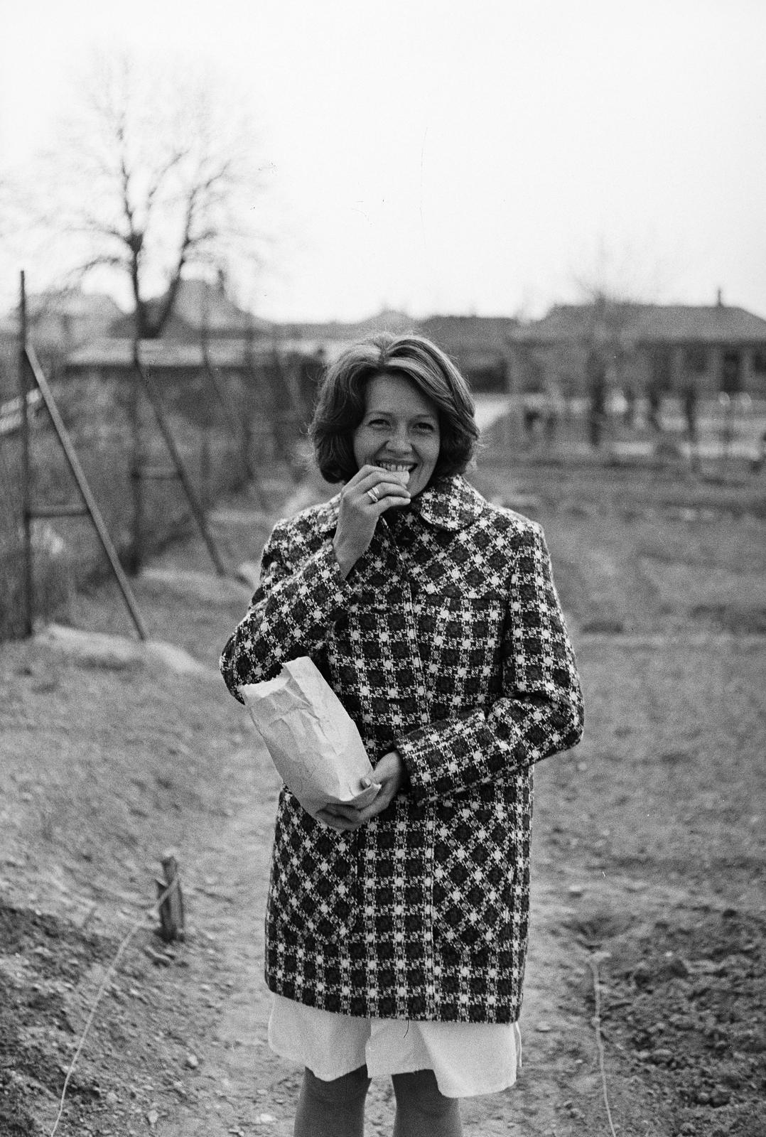 1971, Illés Zoltán, pastry, hold in arms, lady, checked dress, Fortepan #300231