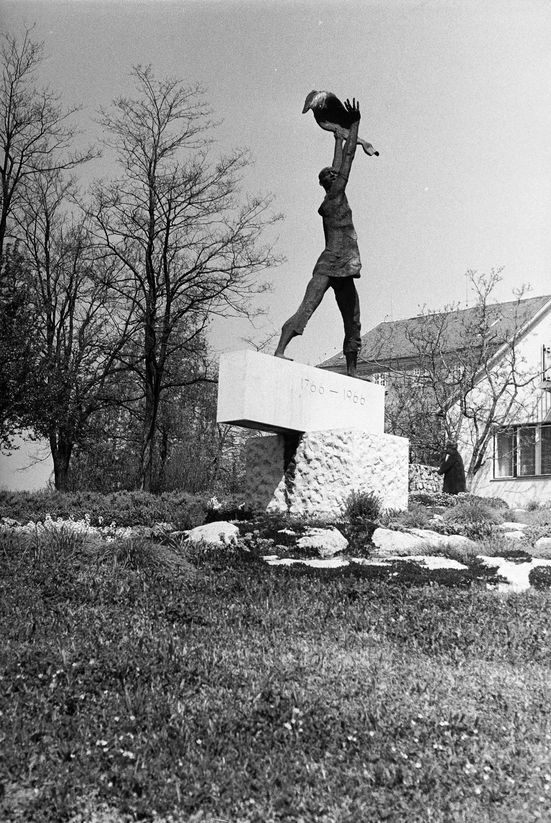 Magyarország, Siklós, Vajda János tér, Marton László szobrászművész alkotása (1966) 1766-os parasztfelkelés emlékműve., 1978, Illés Zoltán, Fortepan #300233
