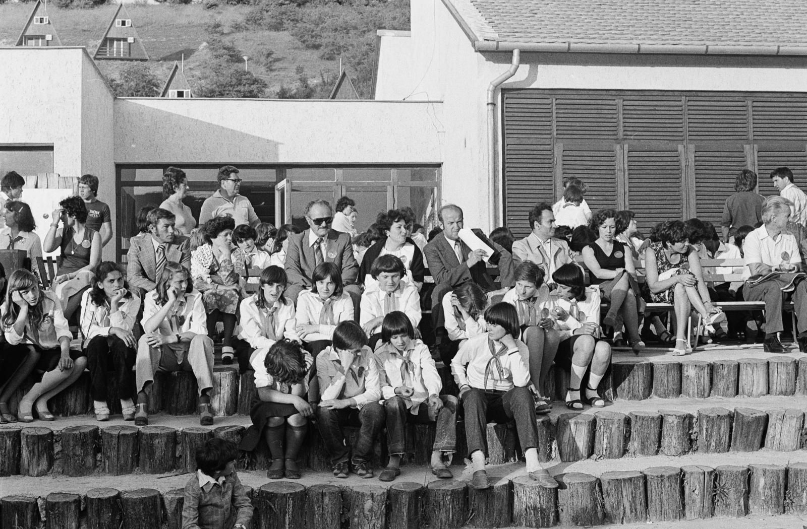 Hungary, Győrújbarát, Arany János utca 145., Győri gyermektábor (ma Győr Megyei Jogú Város Gyermektábora). Az 1980. június 17-18-án lebonyolított, a Kisegítő iskolák VI. országos sport találkozója résztvevőinek szállása., 1980, Illés Zoltán, audience, trunk, Fortepan #300238
