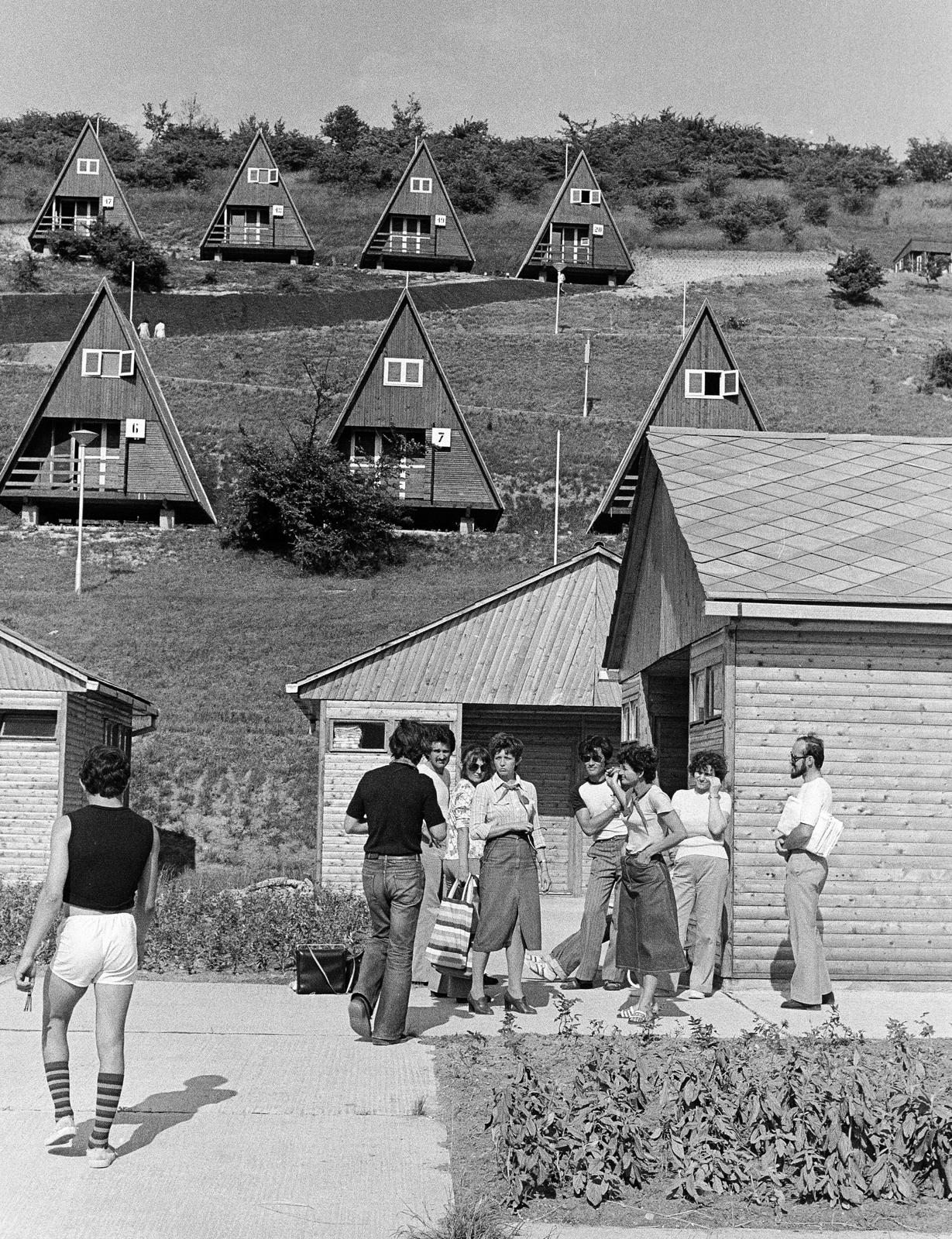 Magyarország, Győrújbarát, Arany János utca 145., Győri gyermektábor (ma Győr Megyei Jogú Város Gyermektábora). Az 1980. június 17-18-án lebonyolított, a Kisegítő iskolák VI. országos sport találkozója résztvevőinek szállása., 1980, Illés Zoltán, Best of, úttörő, kemping, faház, Fortepan #300243