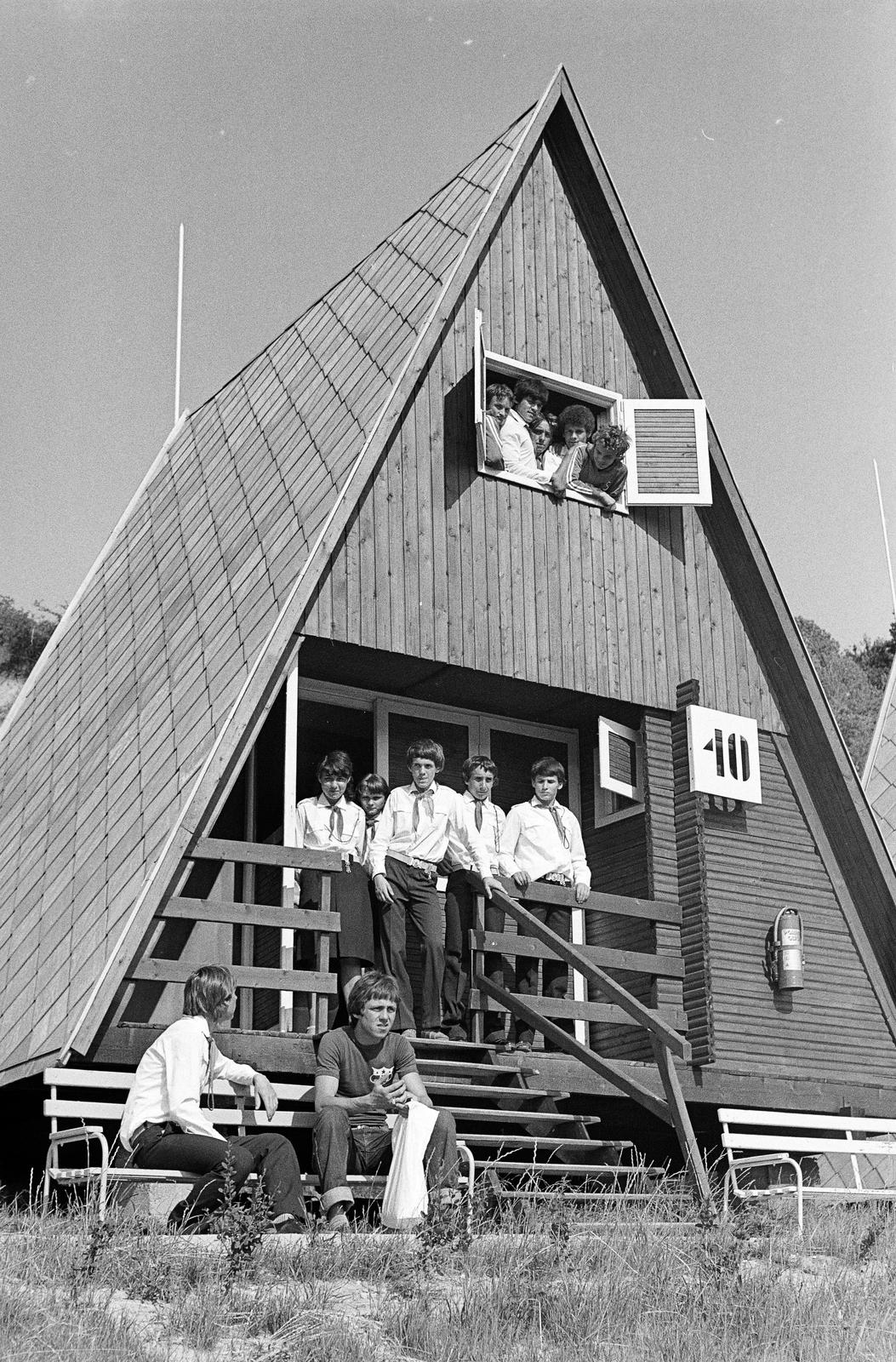 Magyarország, Győrújbarát, Arany János utca 145., Győri gyermektábor (ma Győr Megyei Jogú Város Gyermektábora). Az 1980. június 17-18-án lebonyolított, a Kisegítő iskolák VI. országos sport találkozója résztvevőinek szállása., 1980, Illés Zoltán, Fortepan #300244
