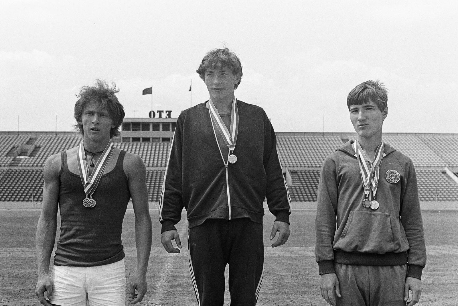 Magyarország, Győr, Rába ETO stadion, a Kisegítő iskolák VI. országos sport találkozója 1980. június 17-18-án., 1980, Illés Zoltán, hárman, díjkiosztó, Fortepan #300245