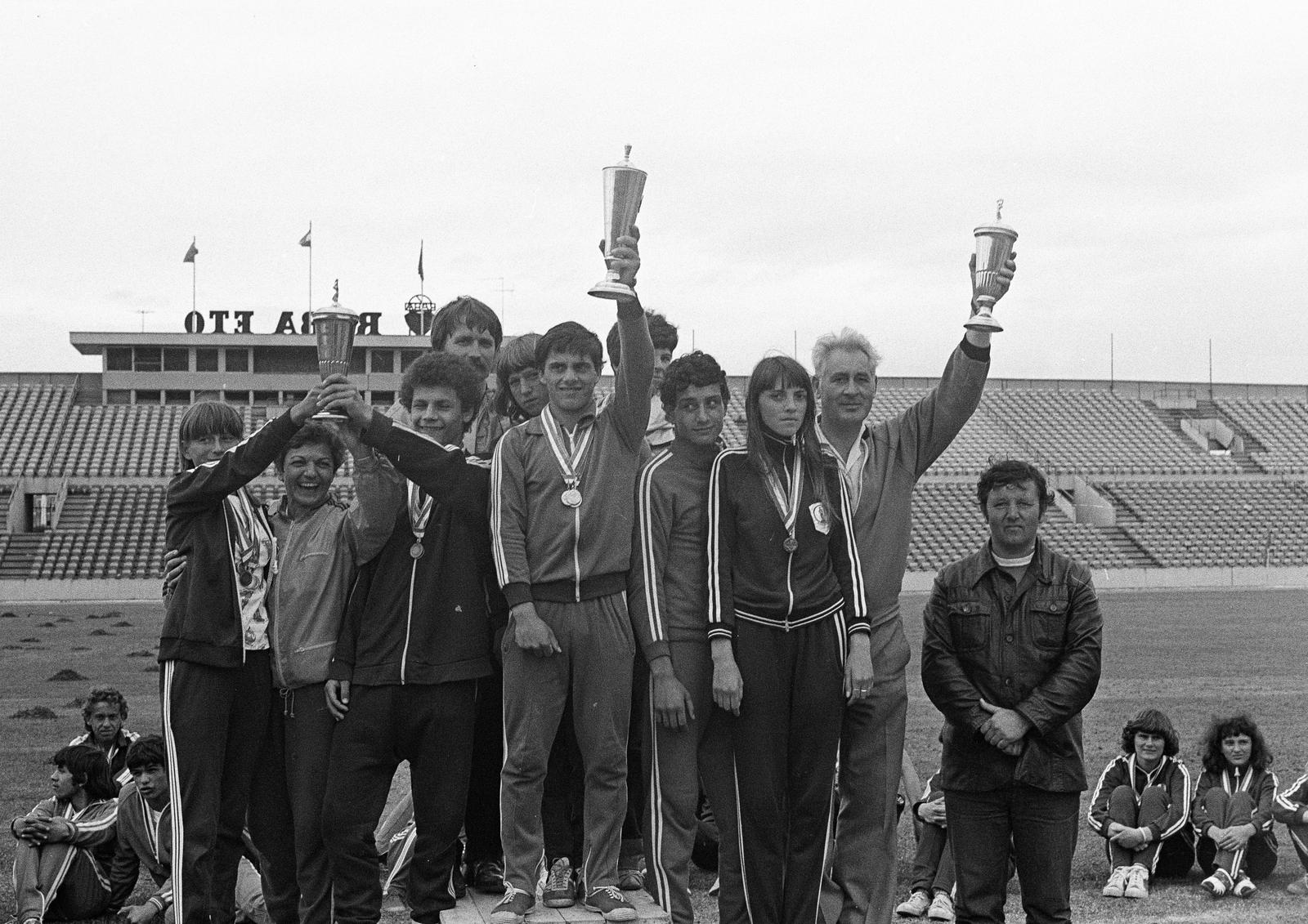 Magyarország, Győr, Rába ETO stadion, a Kisegítő iskolák VI. országos sport találkozója 1980. június 17-18-án., 1980, Illés Zoltán, díjkiosztó, serleg, Fortepan #300248