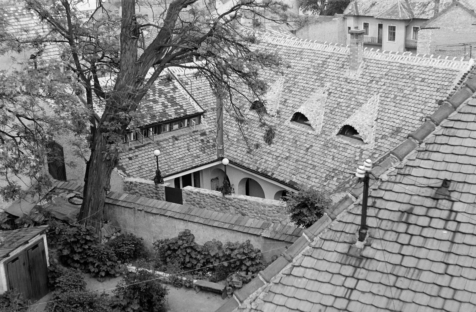 Hungary, Szentendre, kilátás a Várdombról, a Templom térről az Alkotmány utca felé., 1980, Illés Zoltán, tile roof , Fortepan #300255