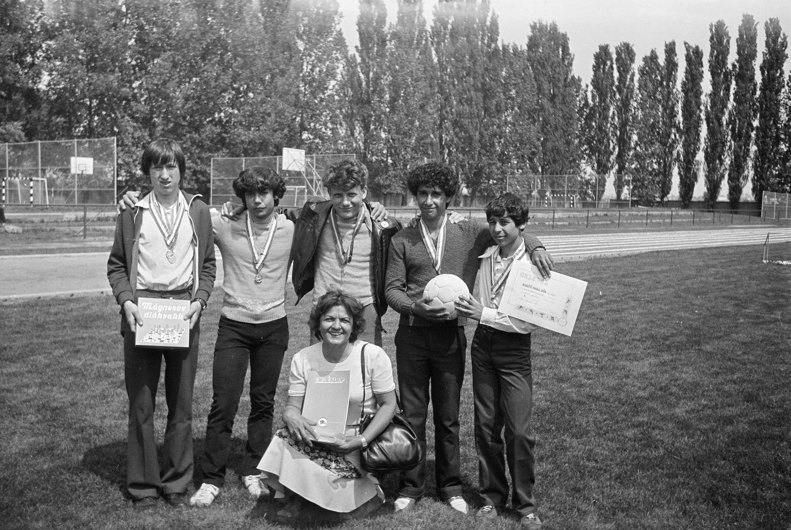 1980, Illés Zoltán, tableau, arms around shoulders, Fortepan #300259