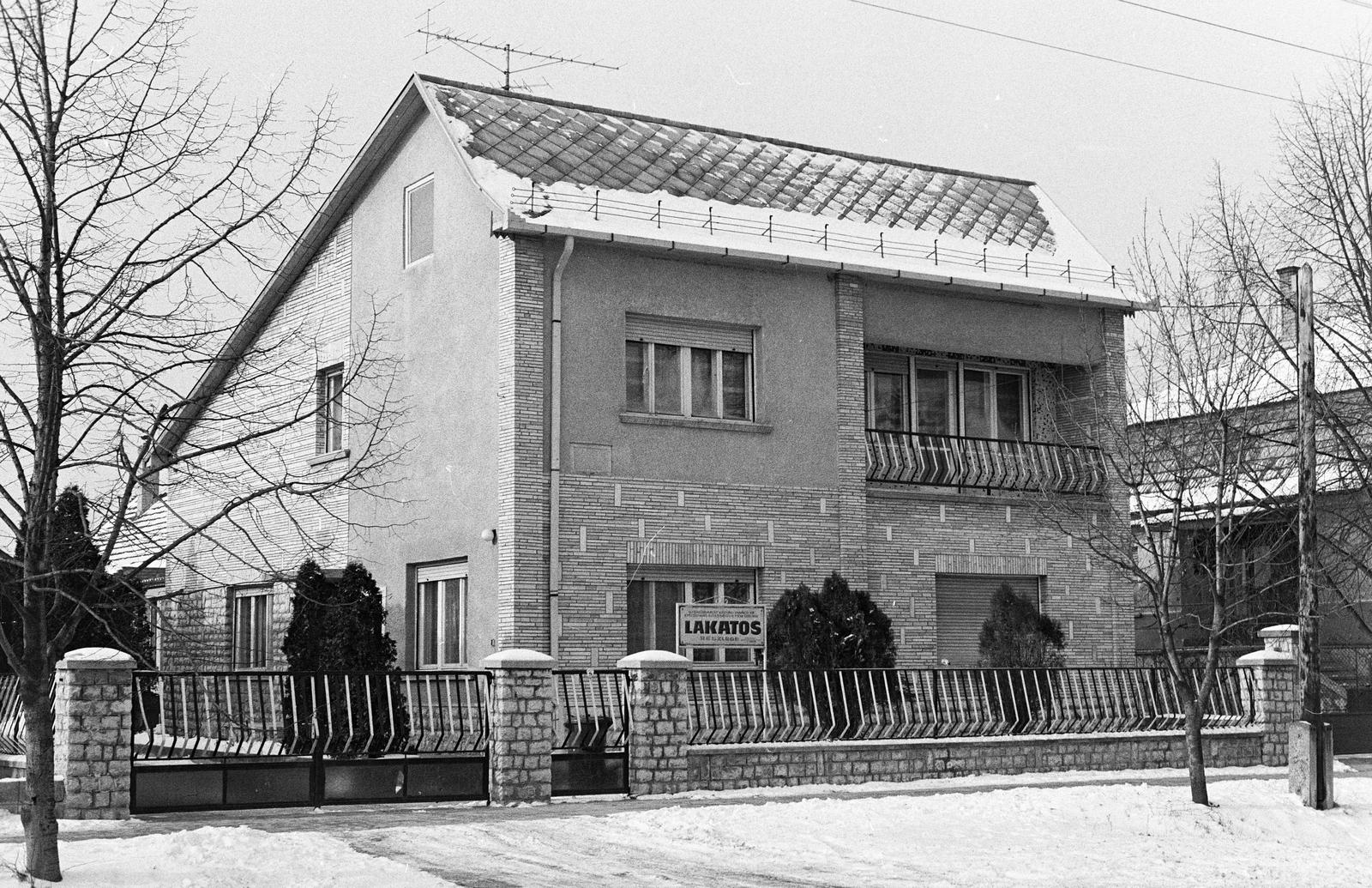 Hungary, Nyúl, Kossuth Lajos út 70., a Győrújbaráti Községi tanács Építőipari költségvetési üzem Lakatos részlege., 1987, Illés Zoltán, Fortepan #300266