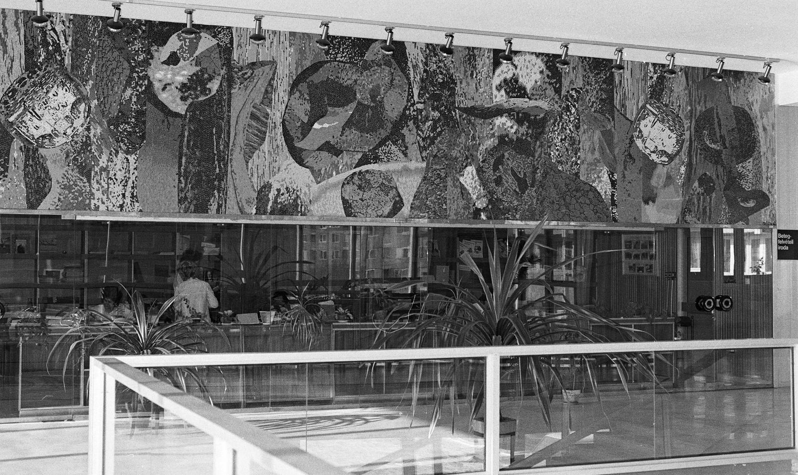 Hungary, Győr, Vasvári Pál utca 2-4., a Győr-Sopron megyei Kórház (később Petz Aladár Egyetemi Oktató Kórház) és a 6. számú Honvéd Kórház közös beteg-felvételi irodájánál a színes nonfiguratív mozaikkép Pólya József festőművész alkotása., 1987, Illés Zoltán, Fortepan #300268