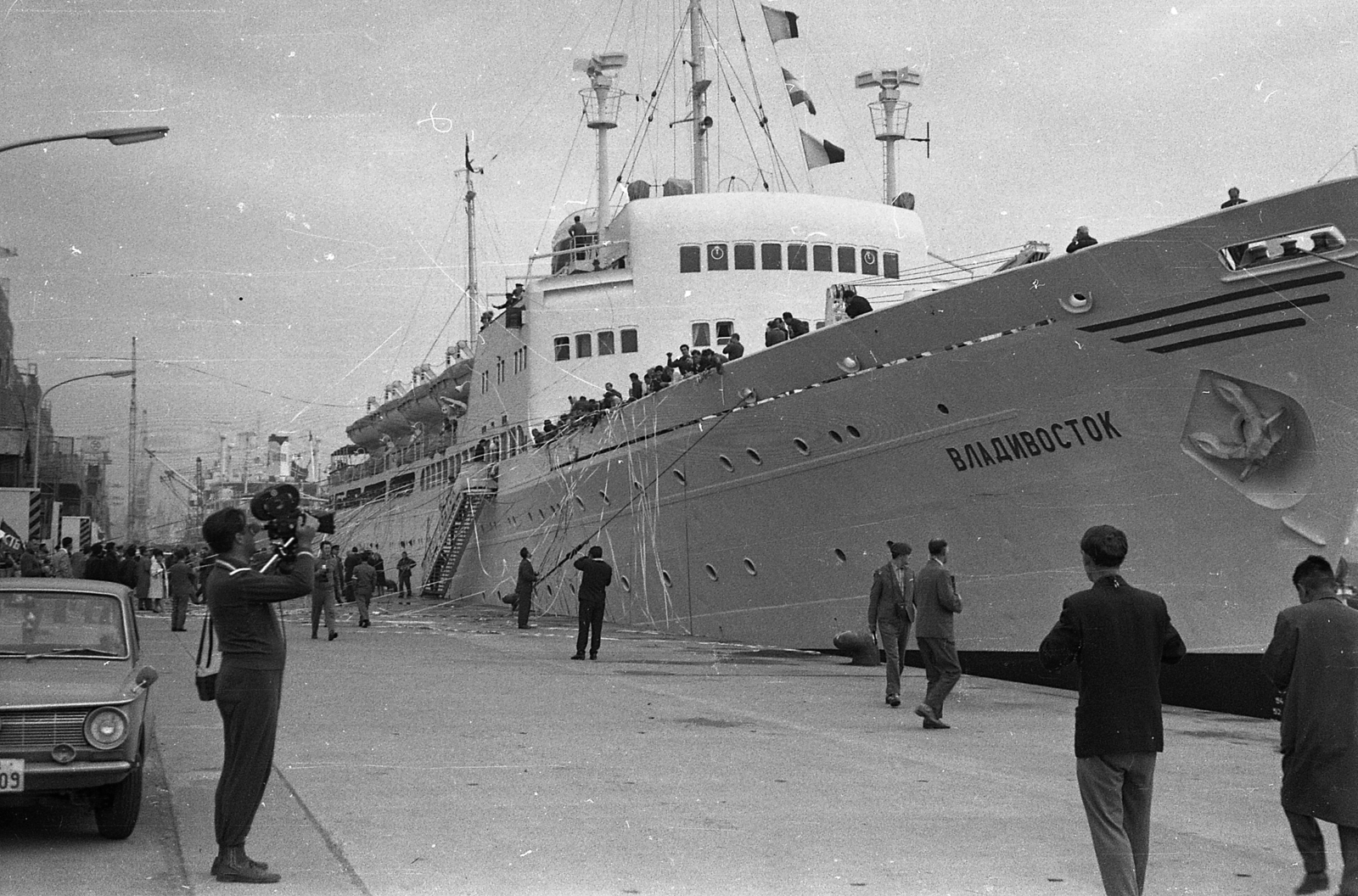 Japan, Tokyo, a szovjet Vlagyivosztok utasszállító hajó., 1964, Csőke József, ship, movie camera, cameraman, Vladivosztok ship, Cyrillic alphabet, Fortepan #30027